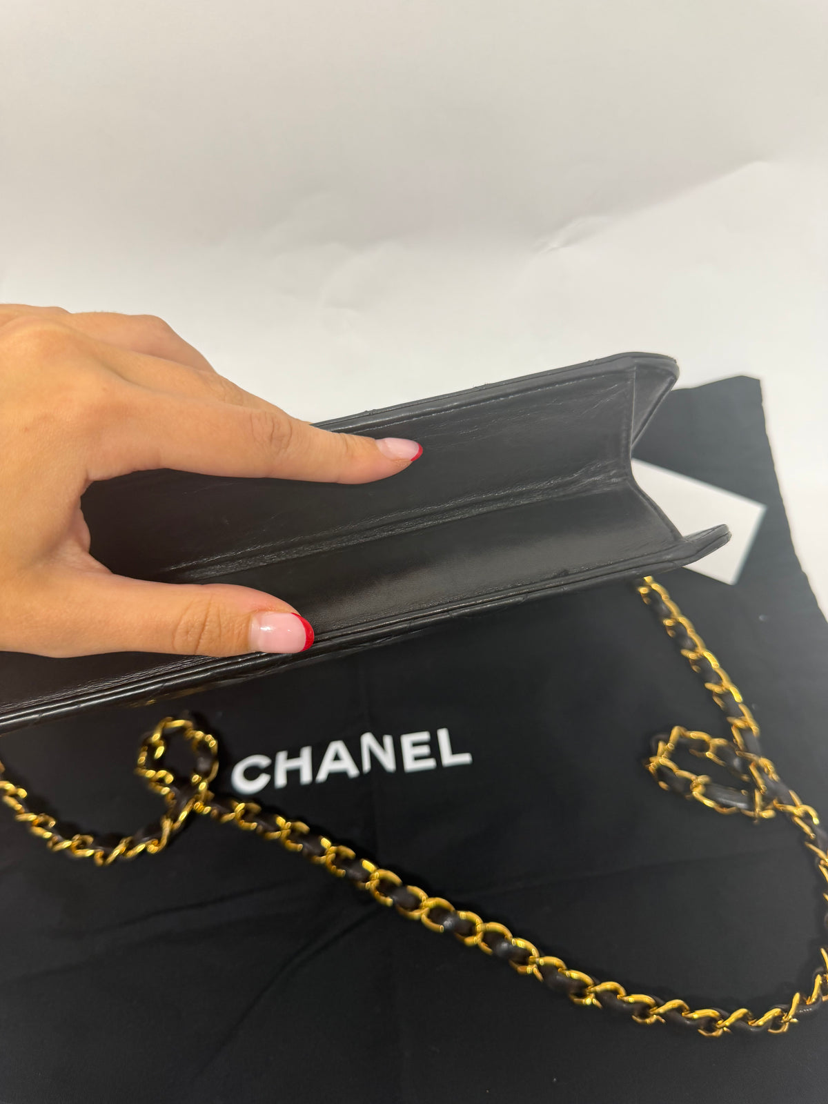 Chanel Classic Single Flap Mediano Piel de Cordero Negra Herrajes Dorados