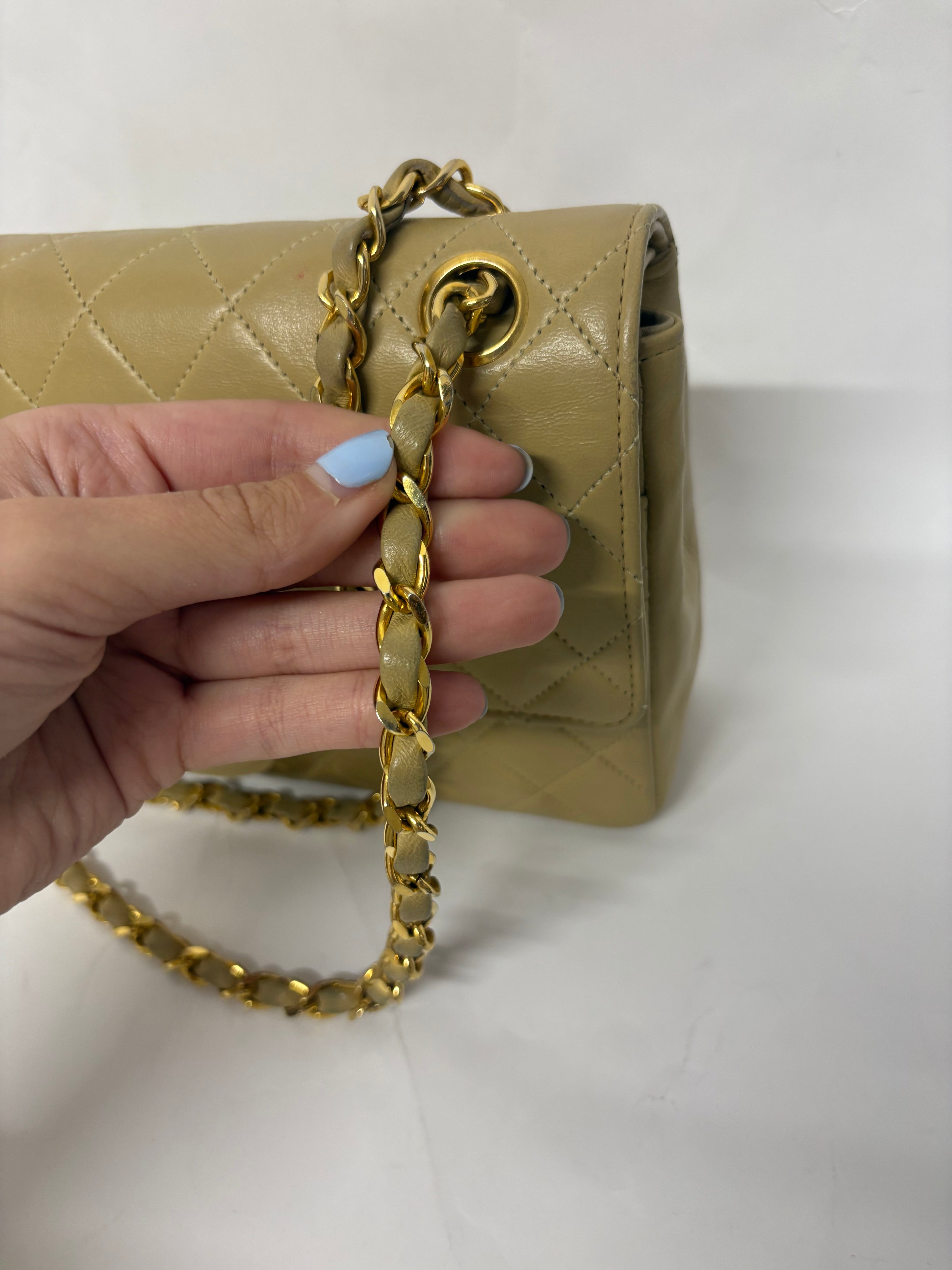 Chanel Timeless 25 Classic Double Flap Beige Mediano En Piel Acolchada Con Cadena Dorada