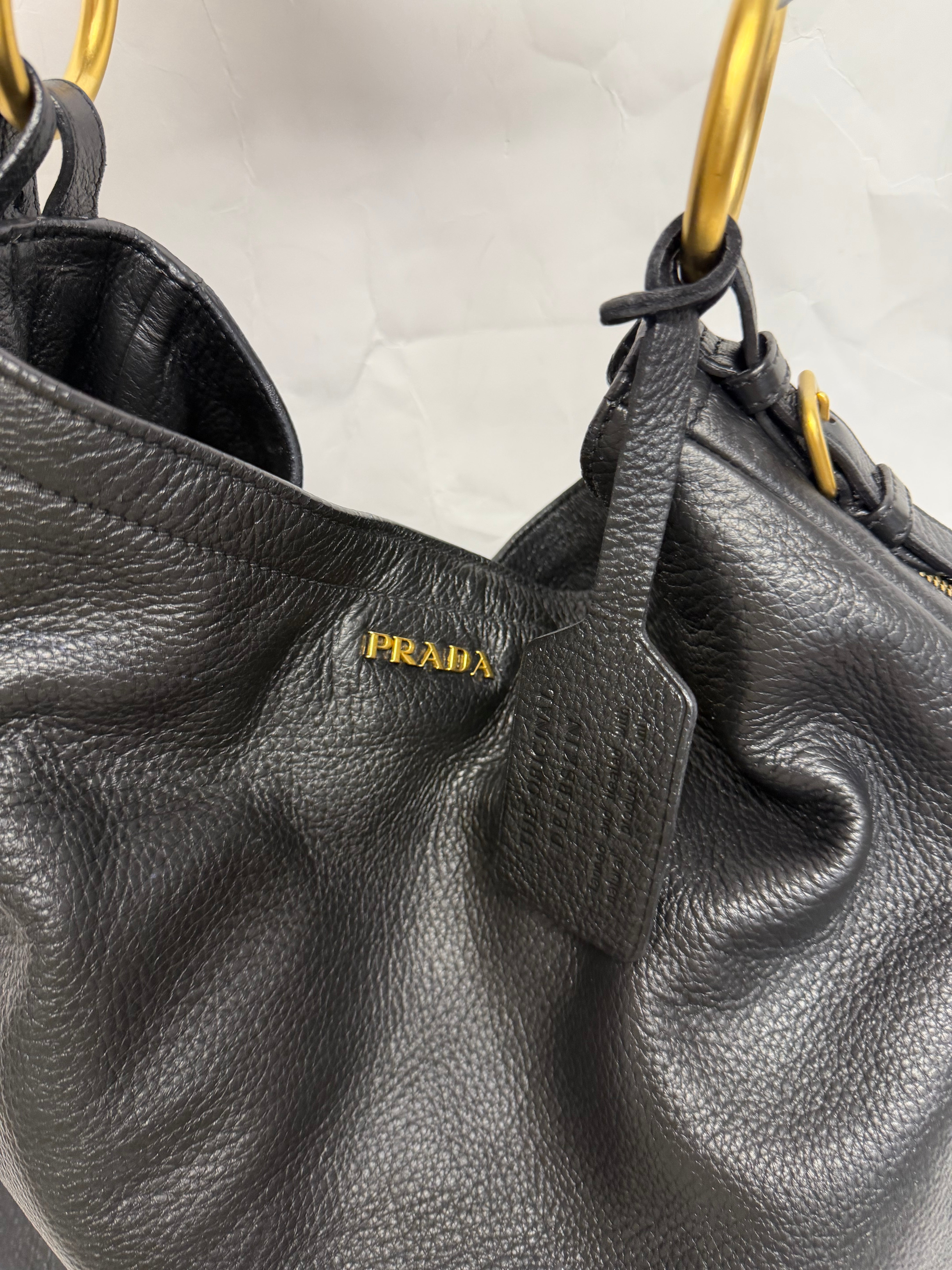 Prada Hobo Oversized en piel negra granulada