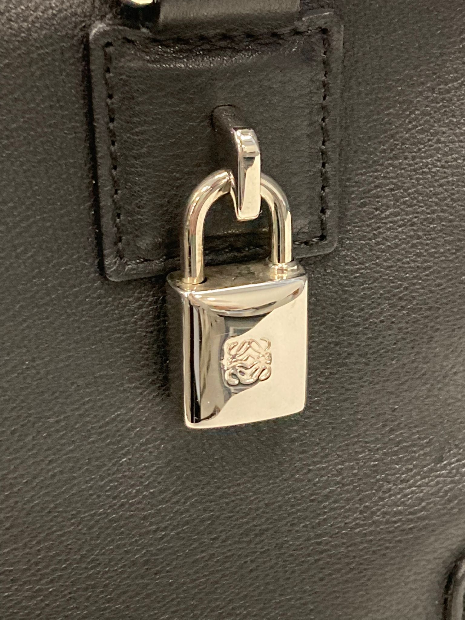 Loewe amazona 30 negro y plata