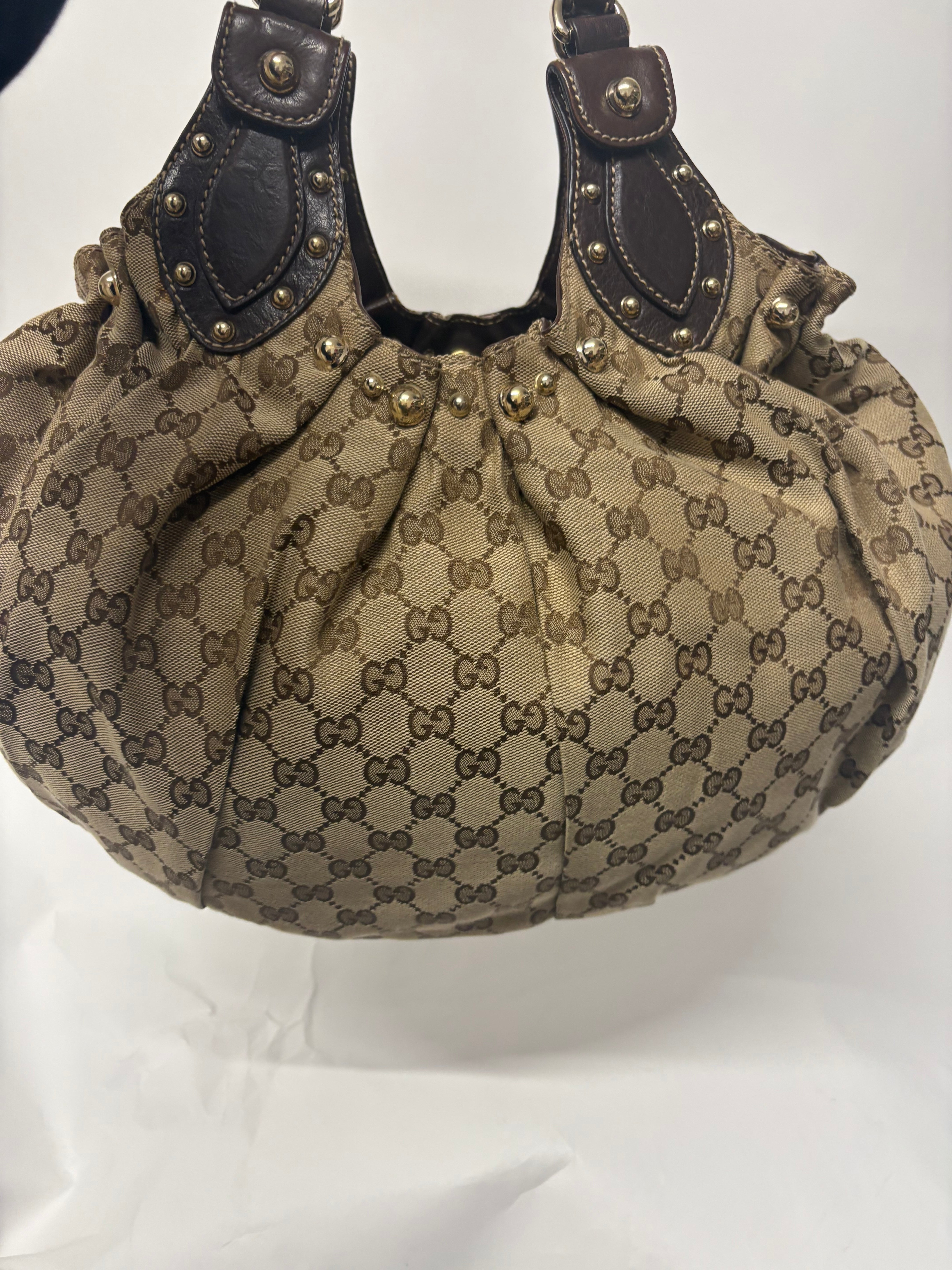 Gucci Pelham Tote GG Supreme Beige con Asas de Piel Marrón y Tachuelas Doradas mediano
