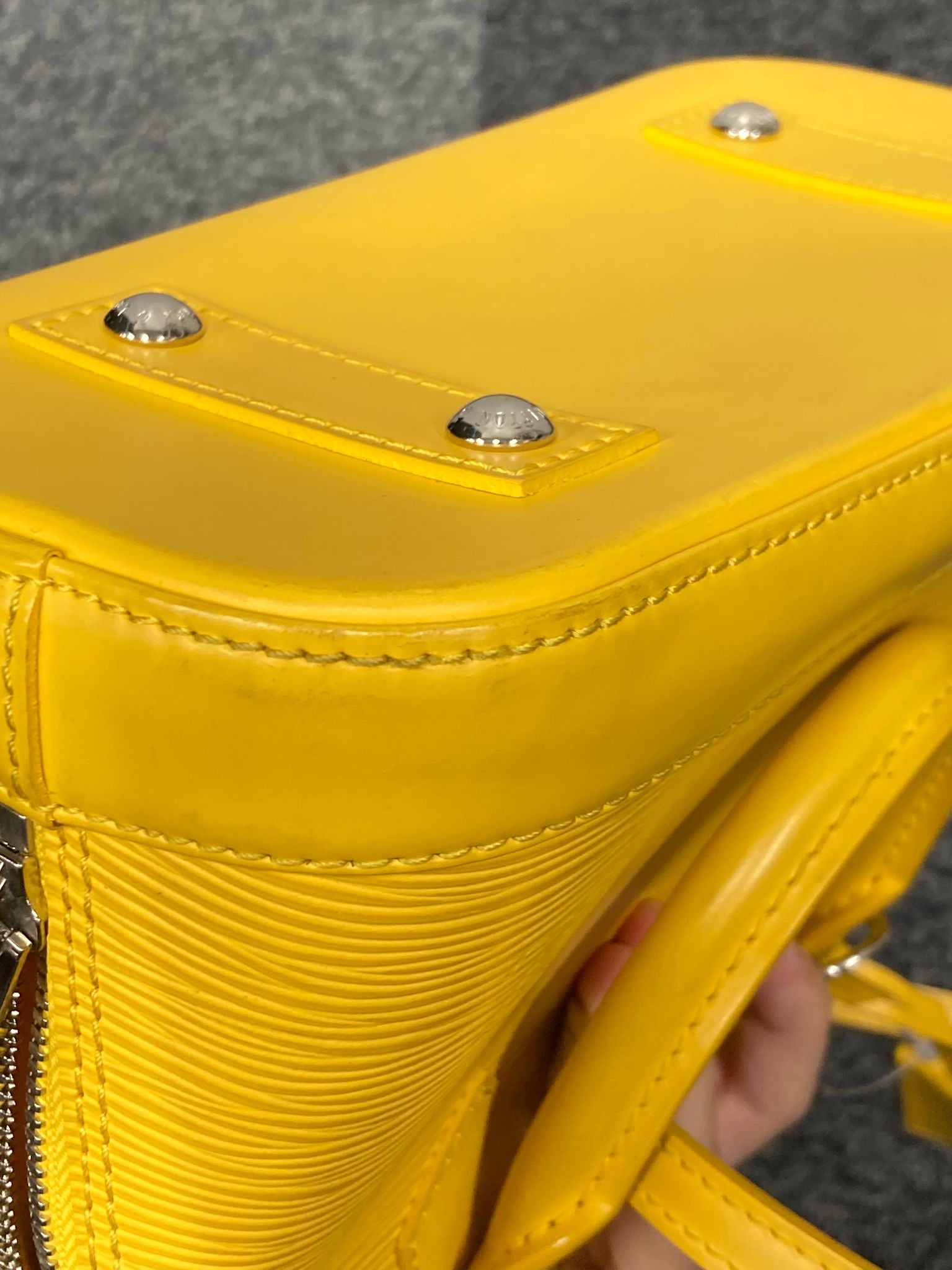 Louis Vuitton Alma bb piel EPI amarillo