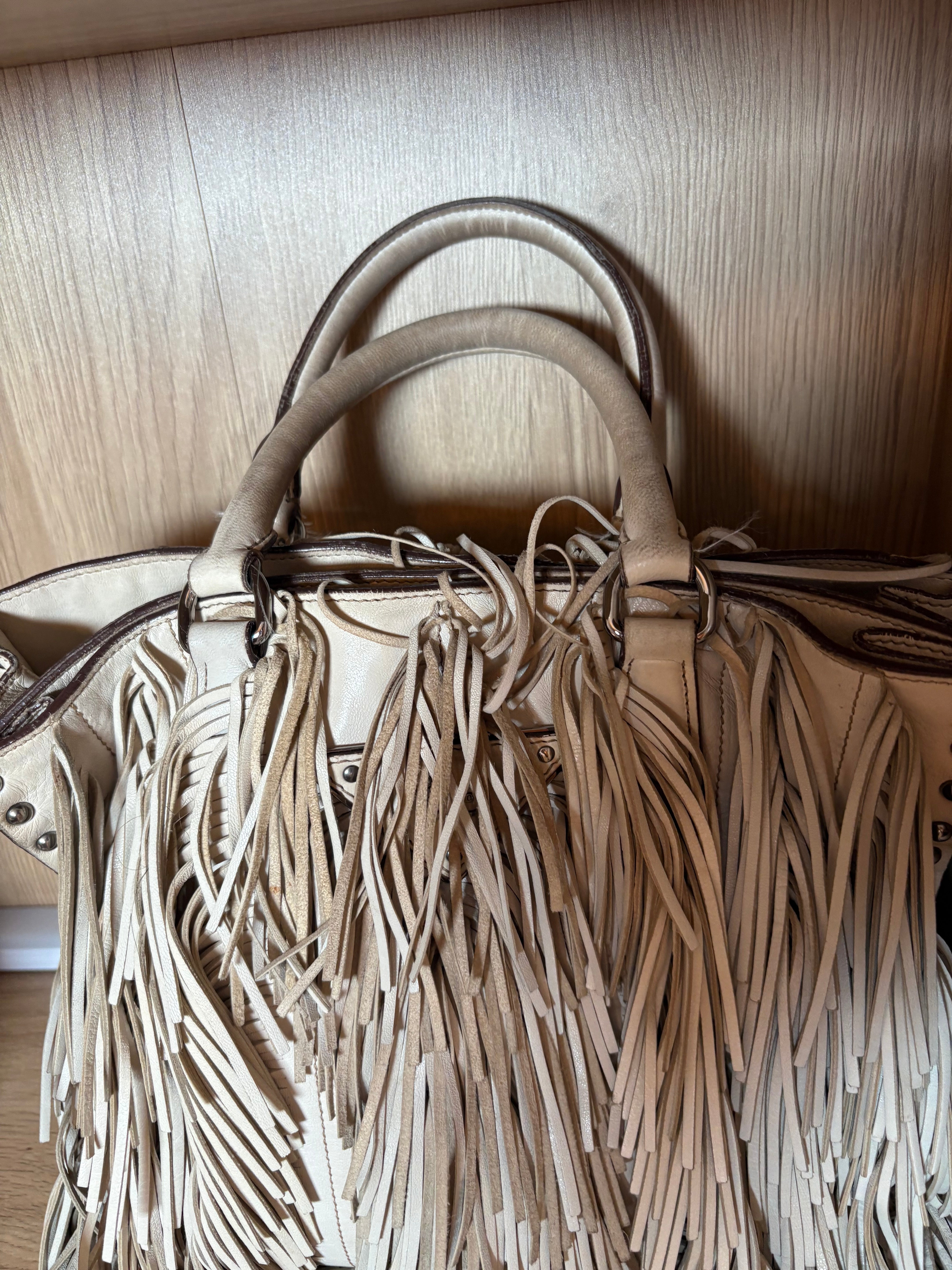 Prada Bandolera Edición Especial con Flecos y Tachuelas – Blanco crudo