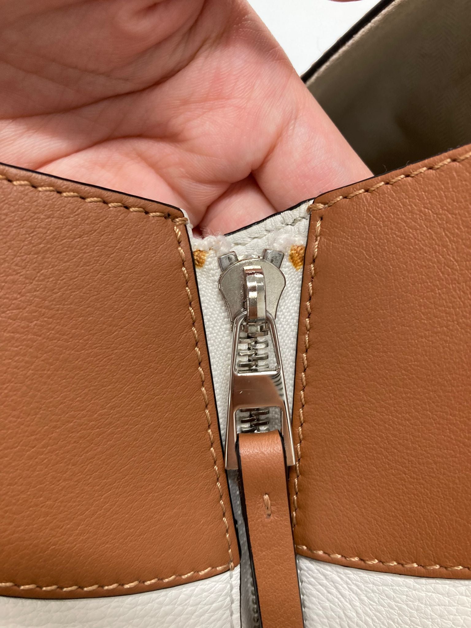 Loewe hammock small tricolor camel y blanco