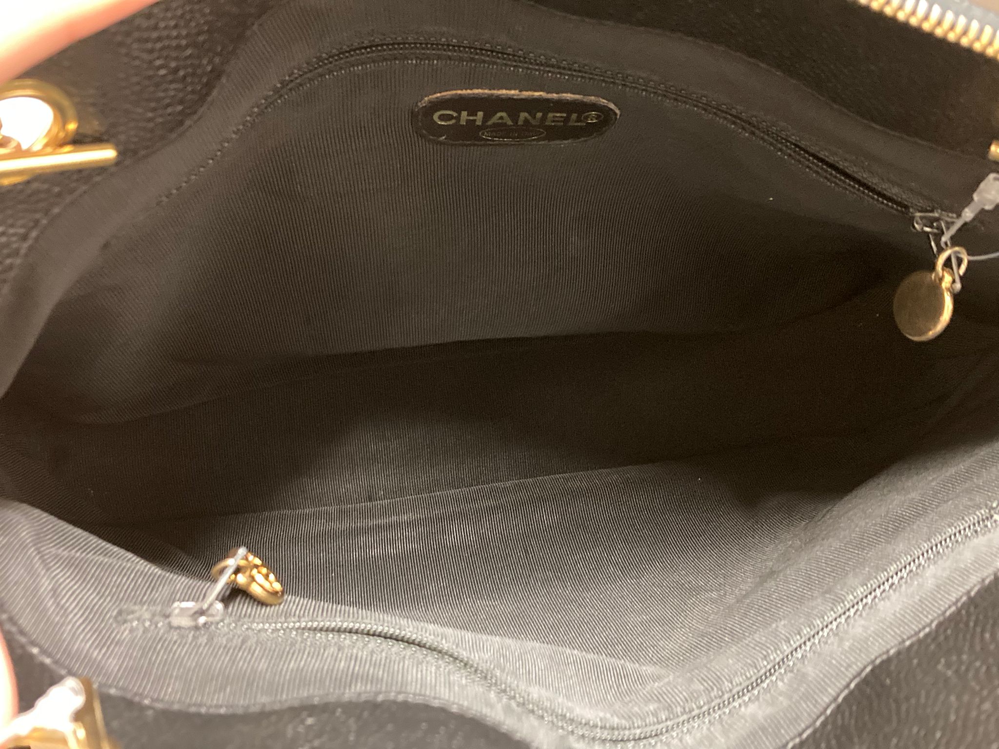 Chanel Logo Chain Tote – Piel Caviar Negra – Serie 414XXXX (ca. 1996–1997)