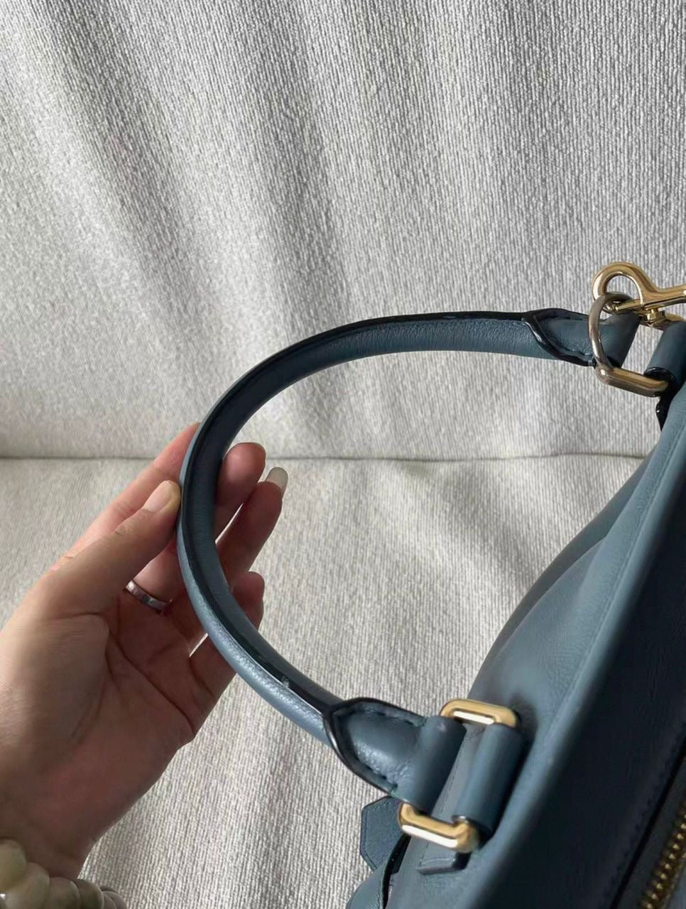 Loewe amazona 28 azul con bandolera