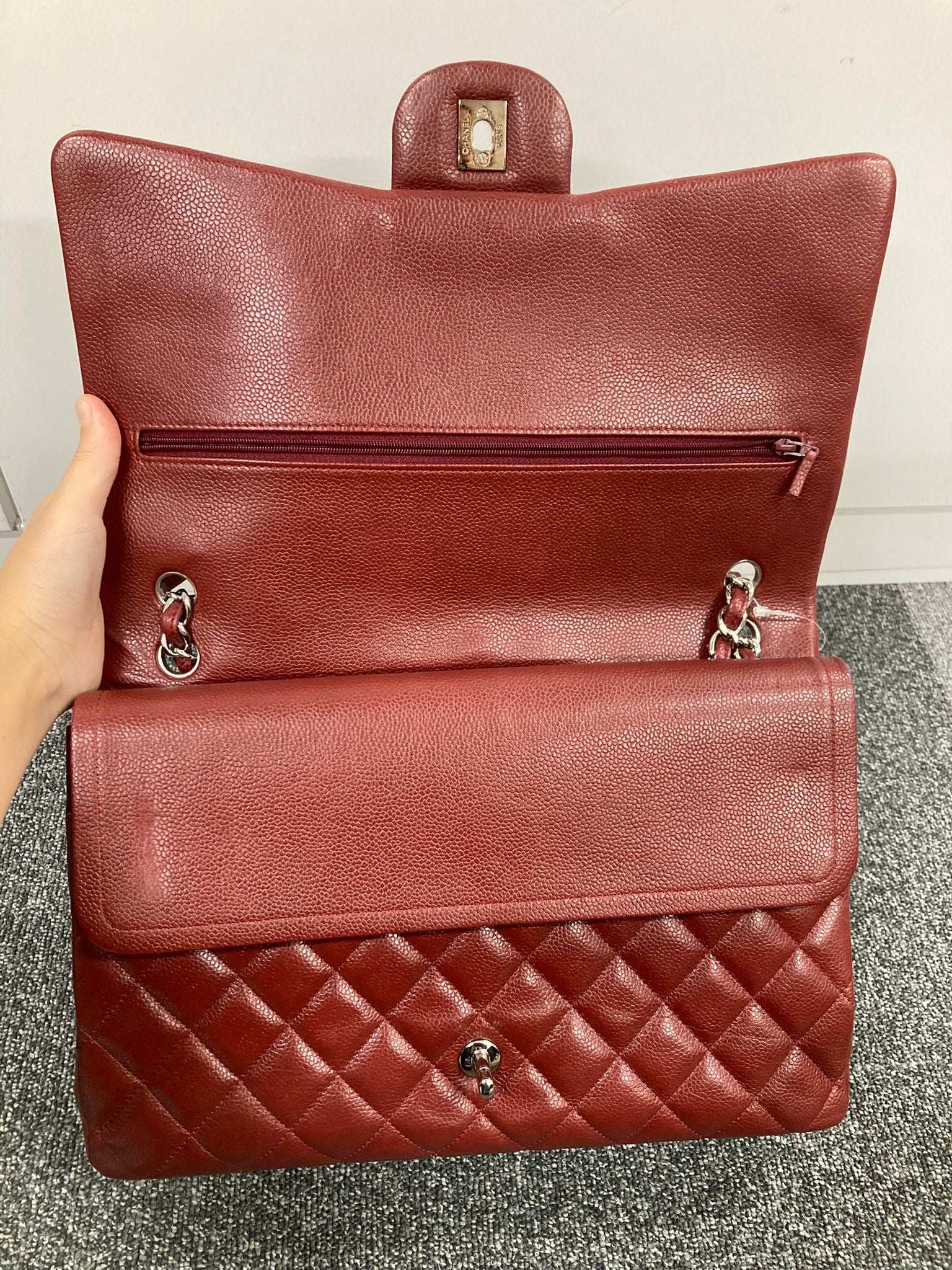 Chanel Clásico Doble Solapa 34 en piel caviar burdeos y herrajes plateados