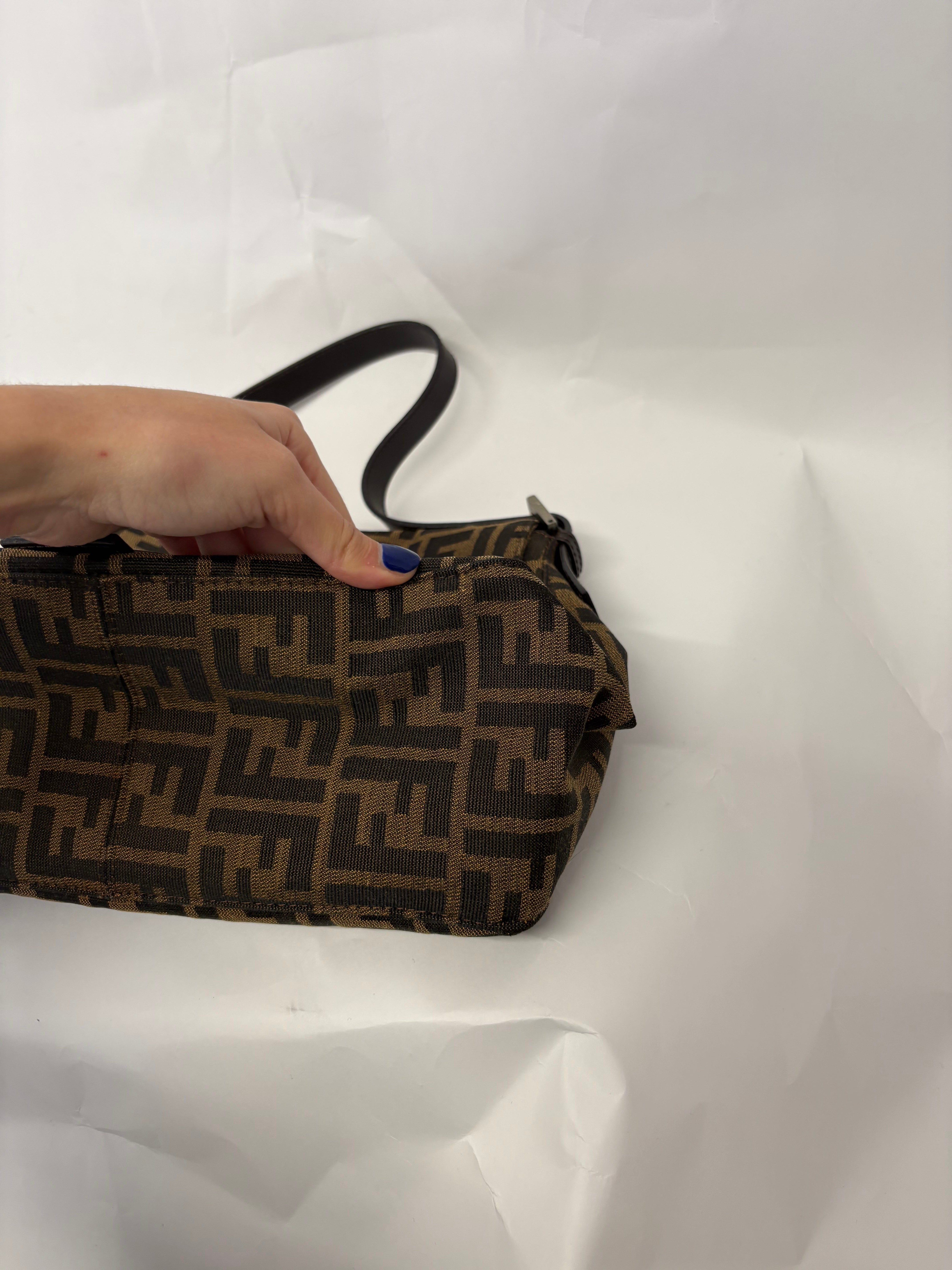 Fendi Mamma Baguette Zucca Canvas Marrón – Iconic FF