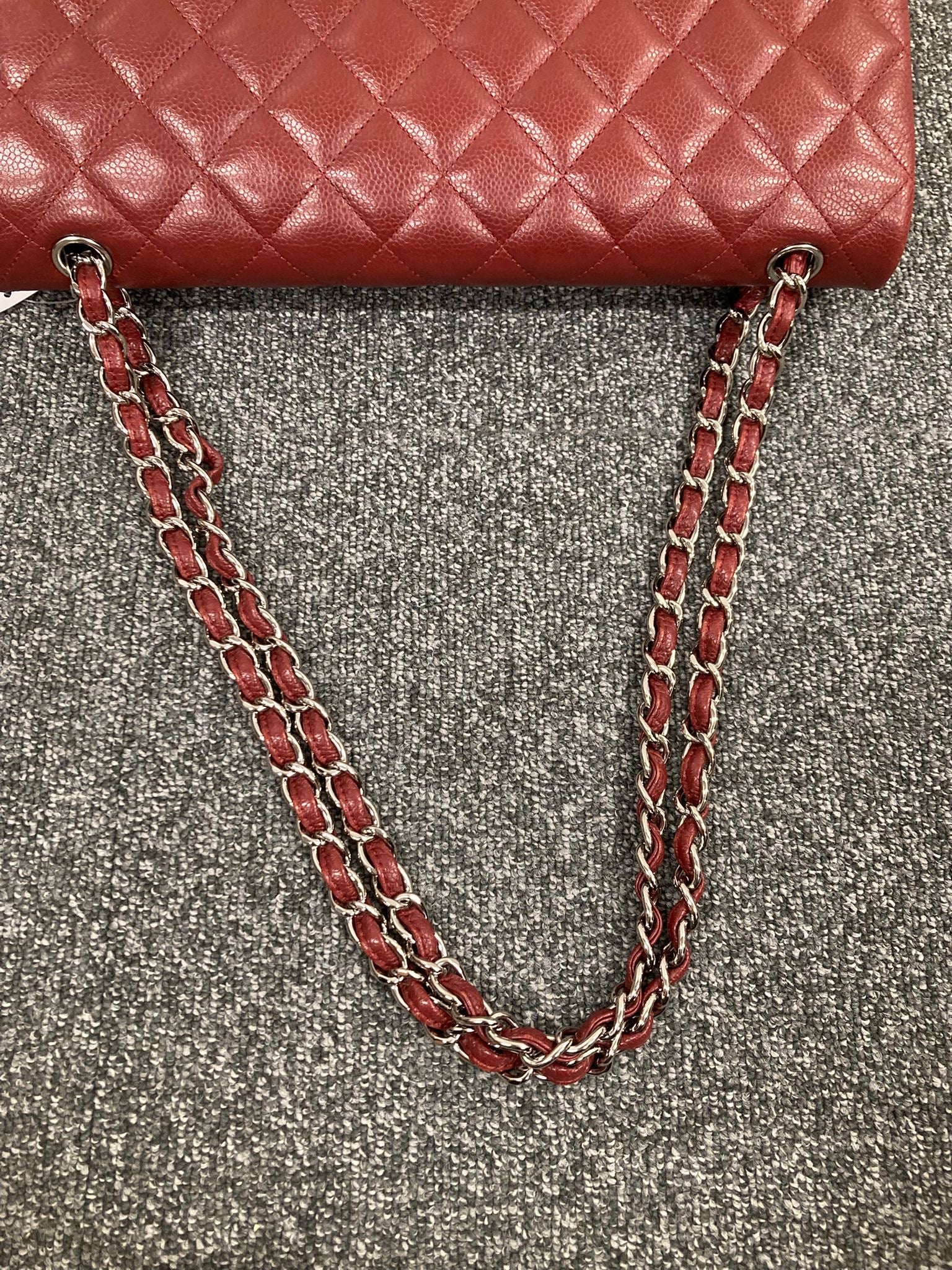 Chanel Clásico Doble Solapa 34 en piel caviar burdeos y herrajes plateados