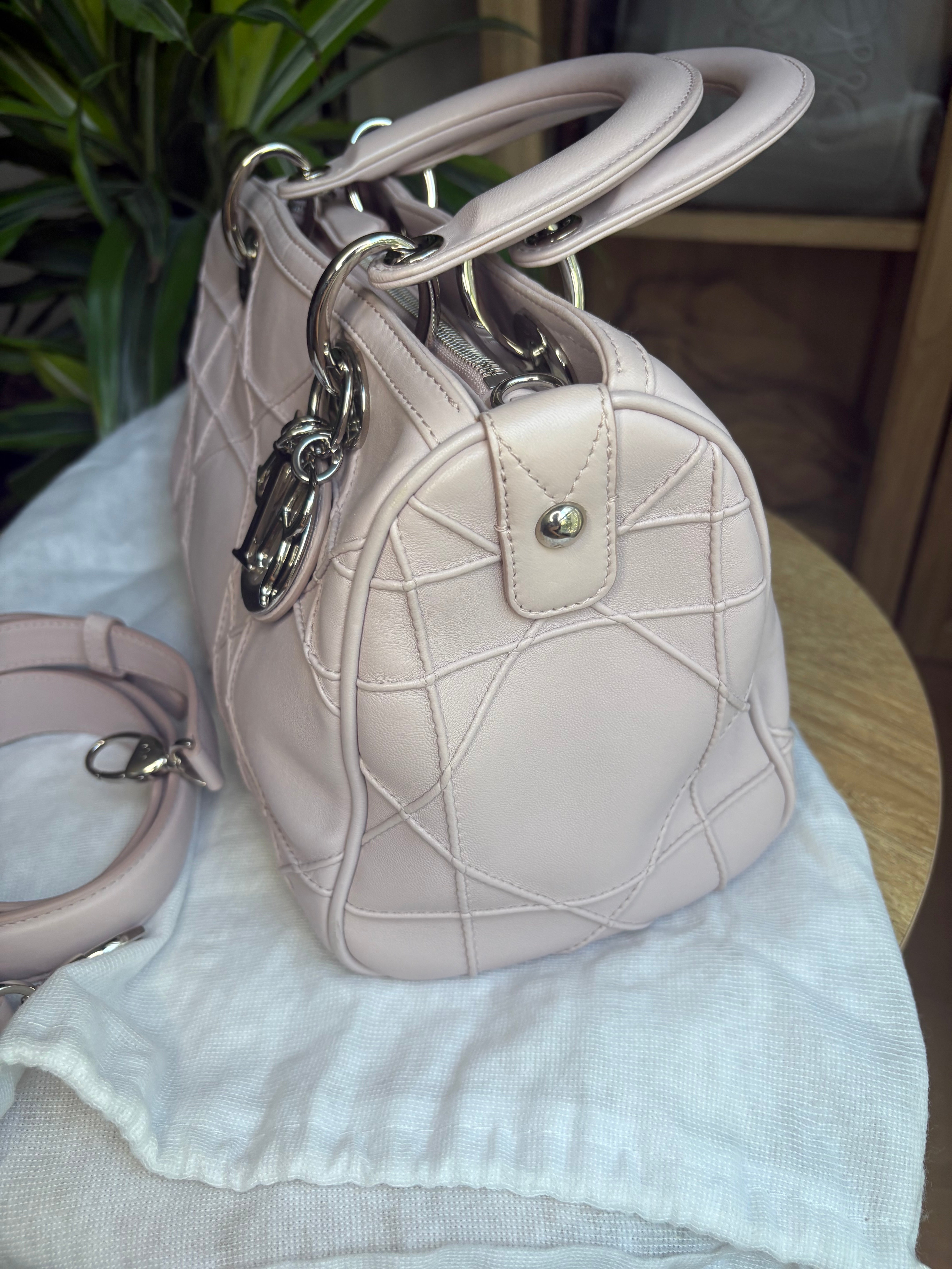 Christian Dior Lady Dior Granville – Rosa Palo con Herrajes Plateados y Bandolera