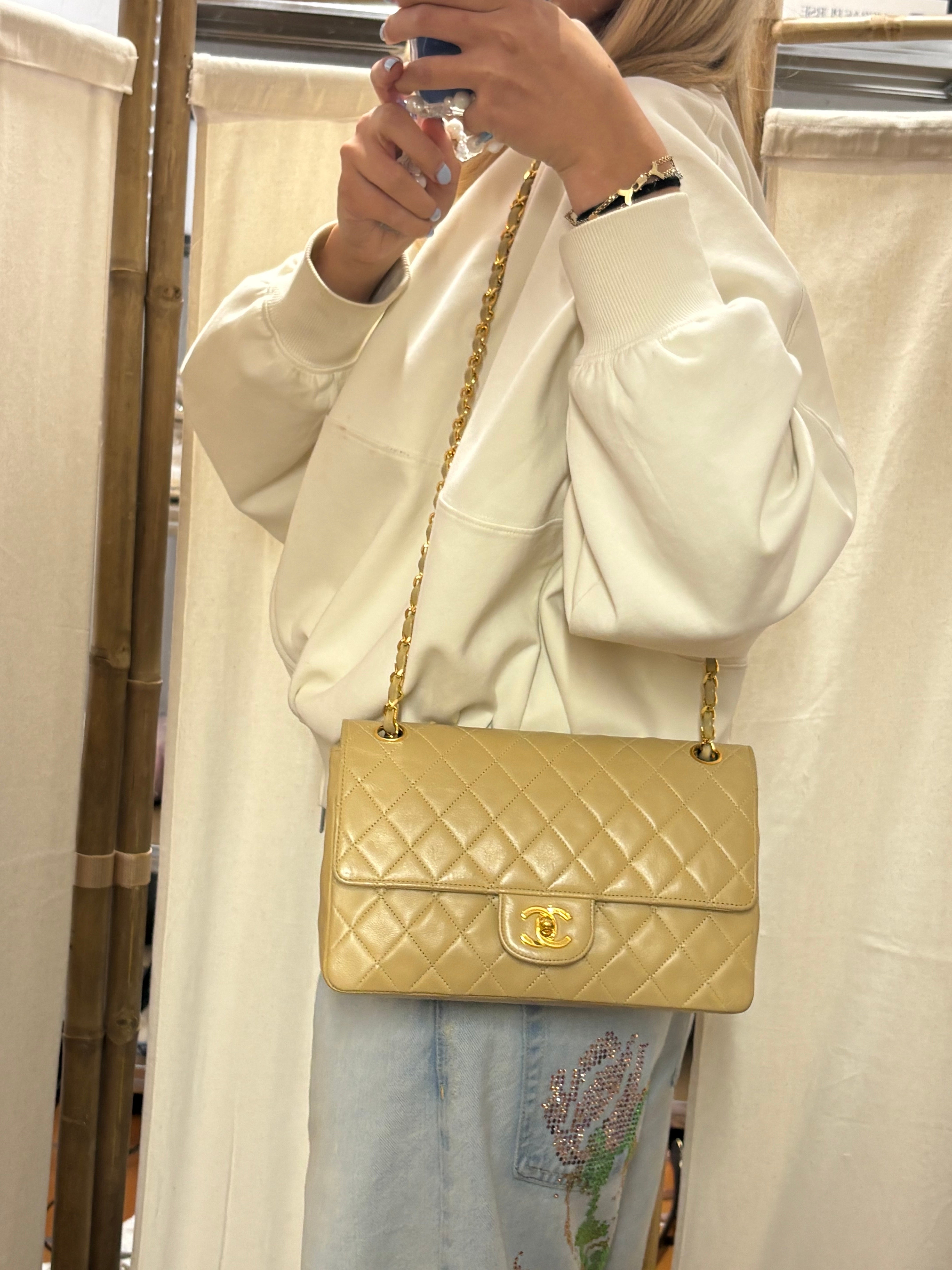 Chanel Timeless 25 Classic Double Flap Beige Mediano En Piel Acolchada Con Cadena Dorada