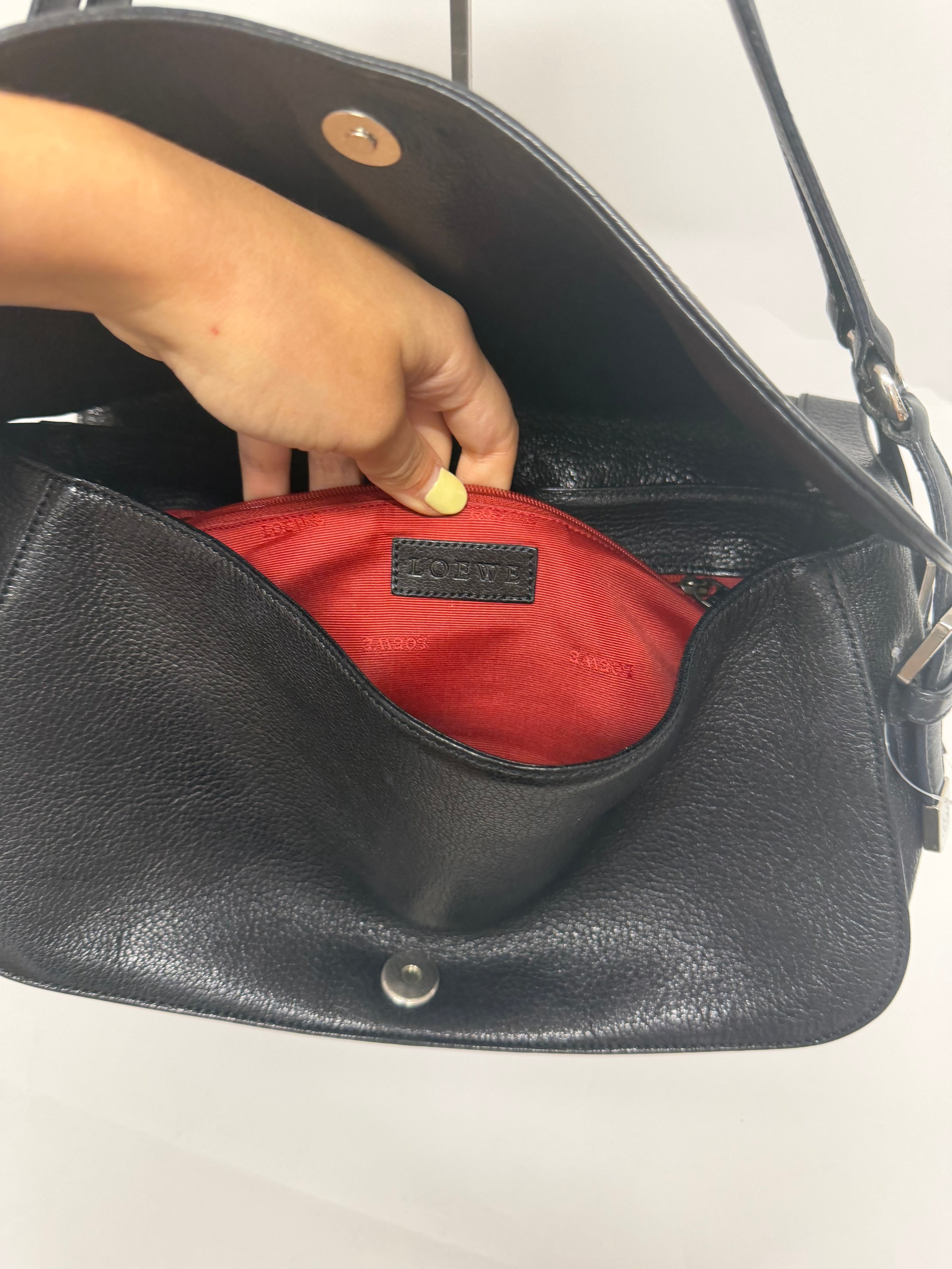 Loewe Hobo Anagram con Tachuelas Negro