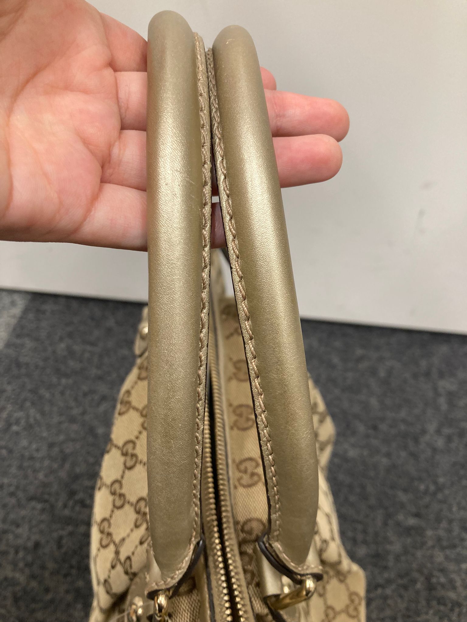 Gucci GG Canvas 2Way Bag en beige y dorado con bandolera