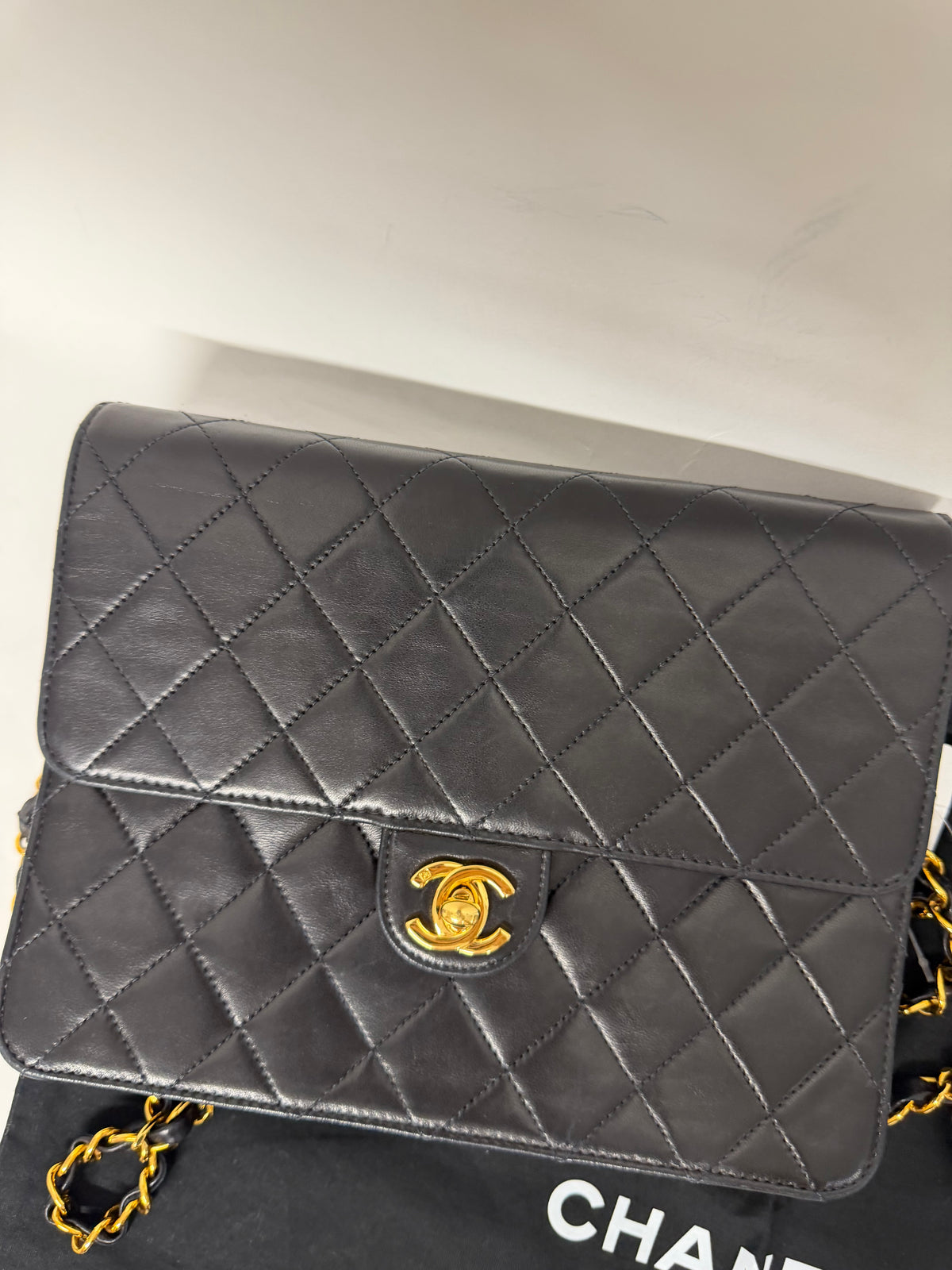 Chanel Single Flap Pequeño Piel de Cordero Negra · Cierre Clásico · Serie 7