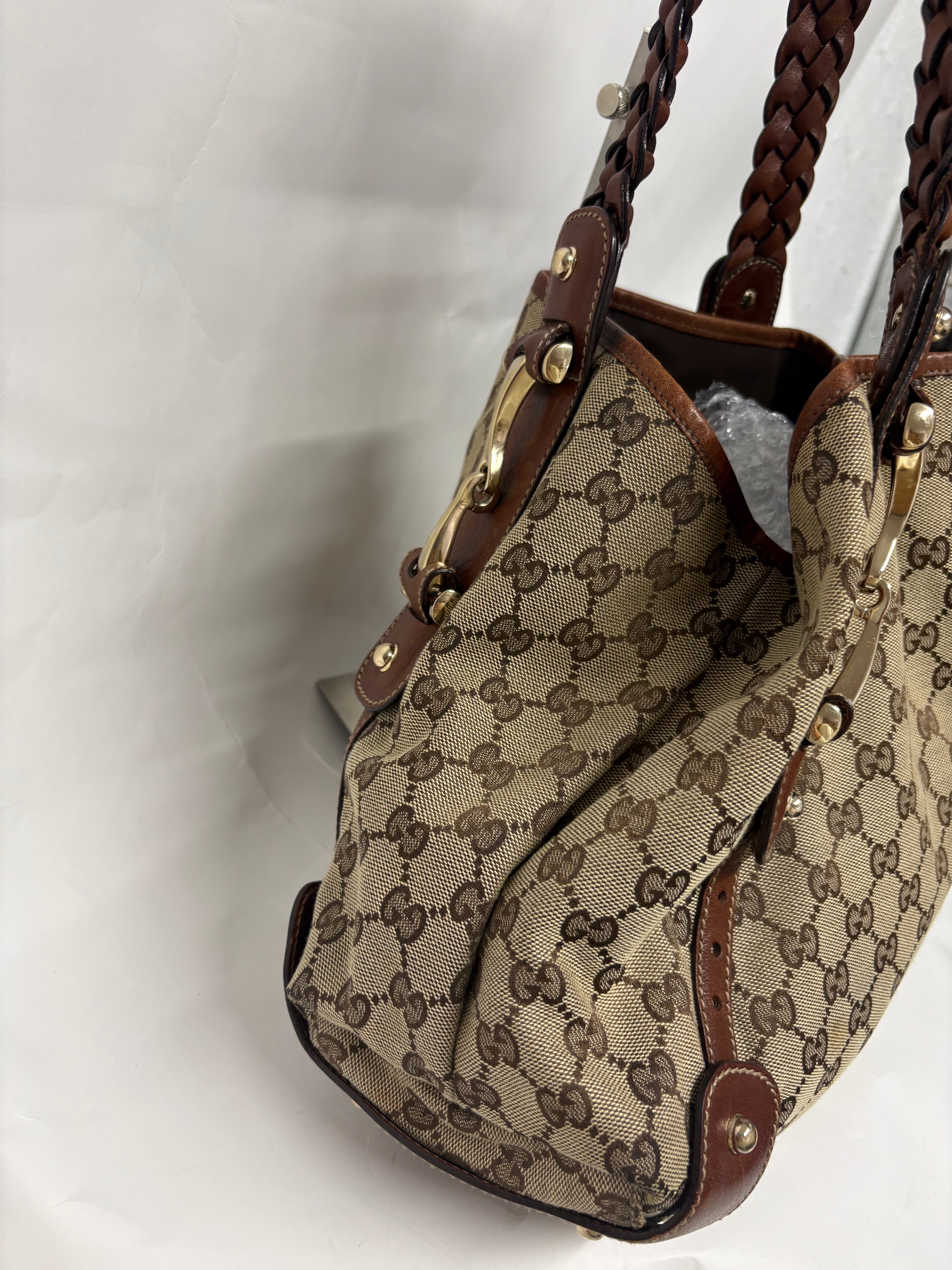 Gucci Pelham clásico en lona GG beige con piel marrón y asas trenzadas mediano
