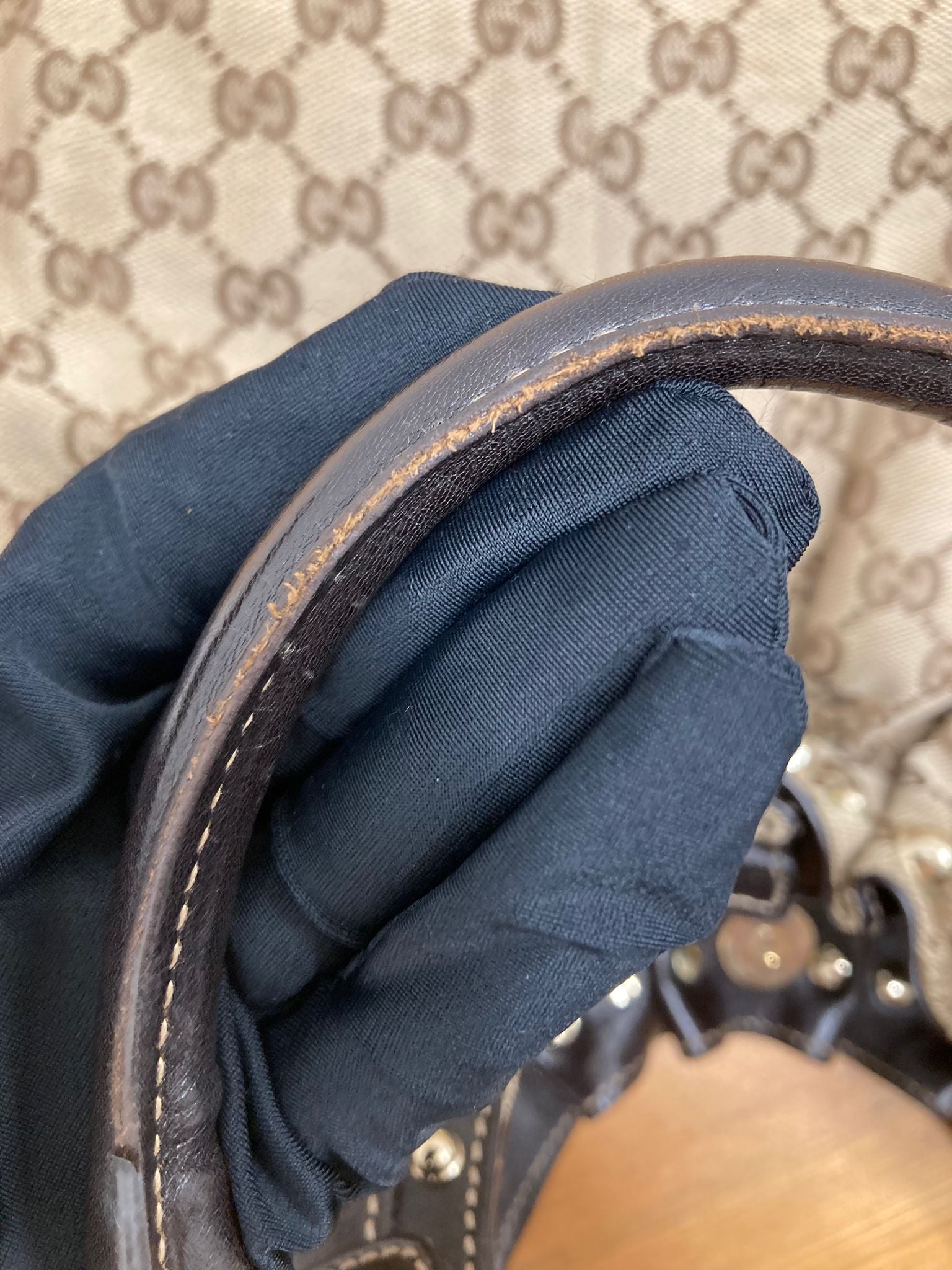 Gucci Pelham Tote GG Supreme Beige con Asas de Piel Marrón y Tachuelas Doradas