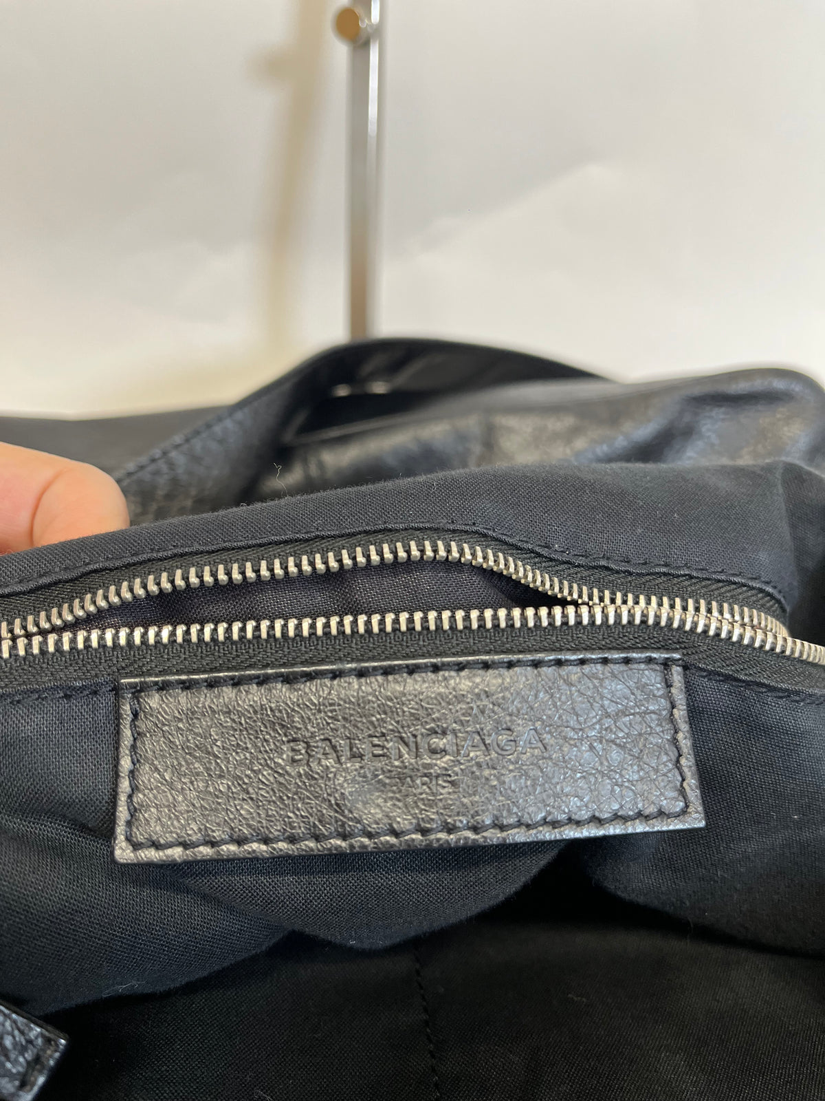 Balenciaga Classic Hexagon Piel Negra grande con bandolera