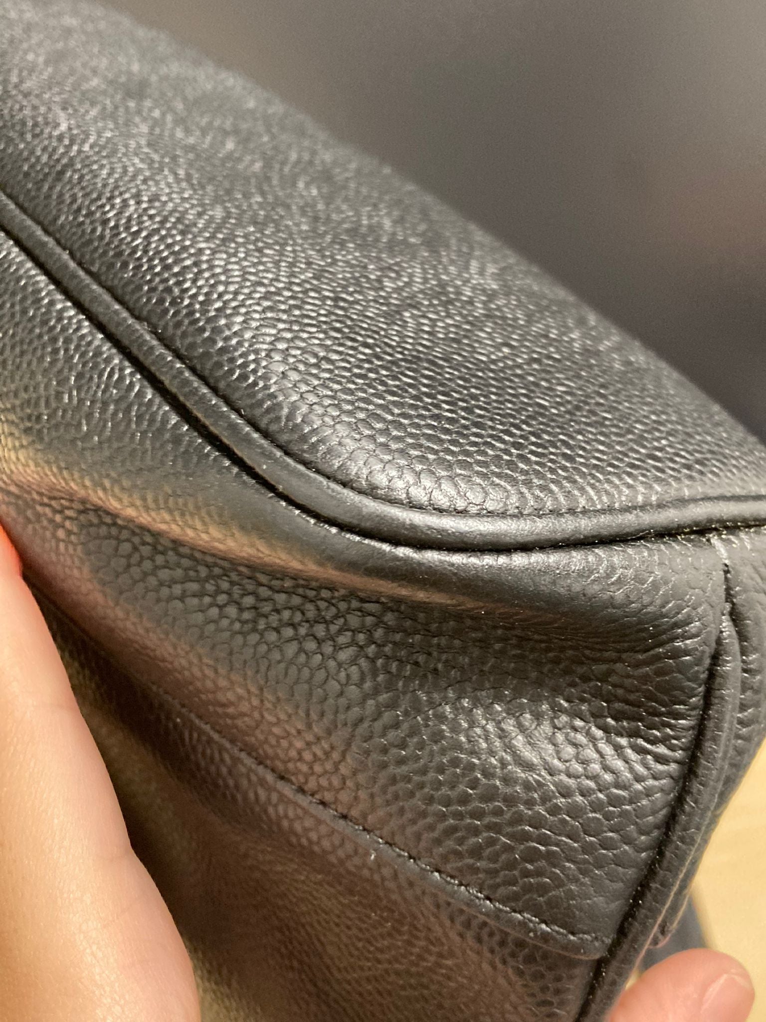 Chanel Logo Chain Tote – Piel Caviar Negra – Serie 414XXXX (ca. 1996–1997)