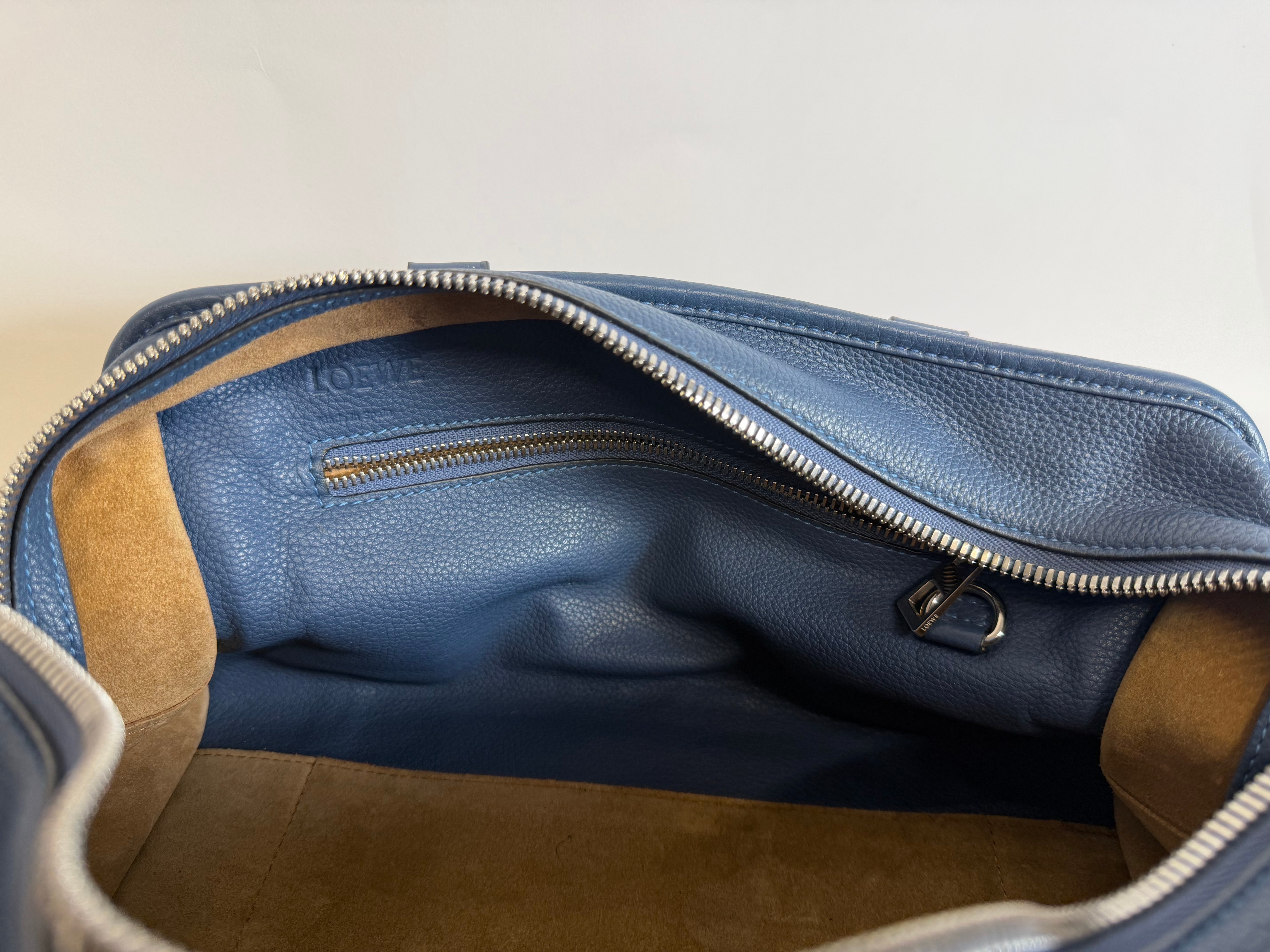 Loewe Amazona 28 Azul Navy modelo nuevo con bandolera