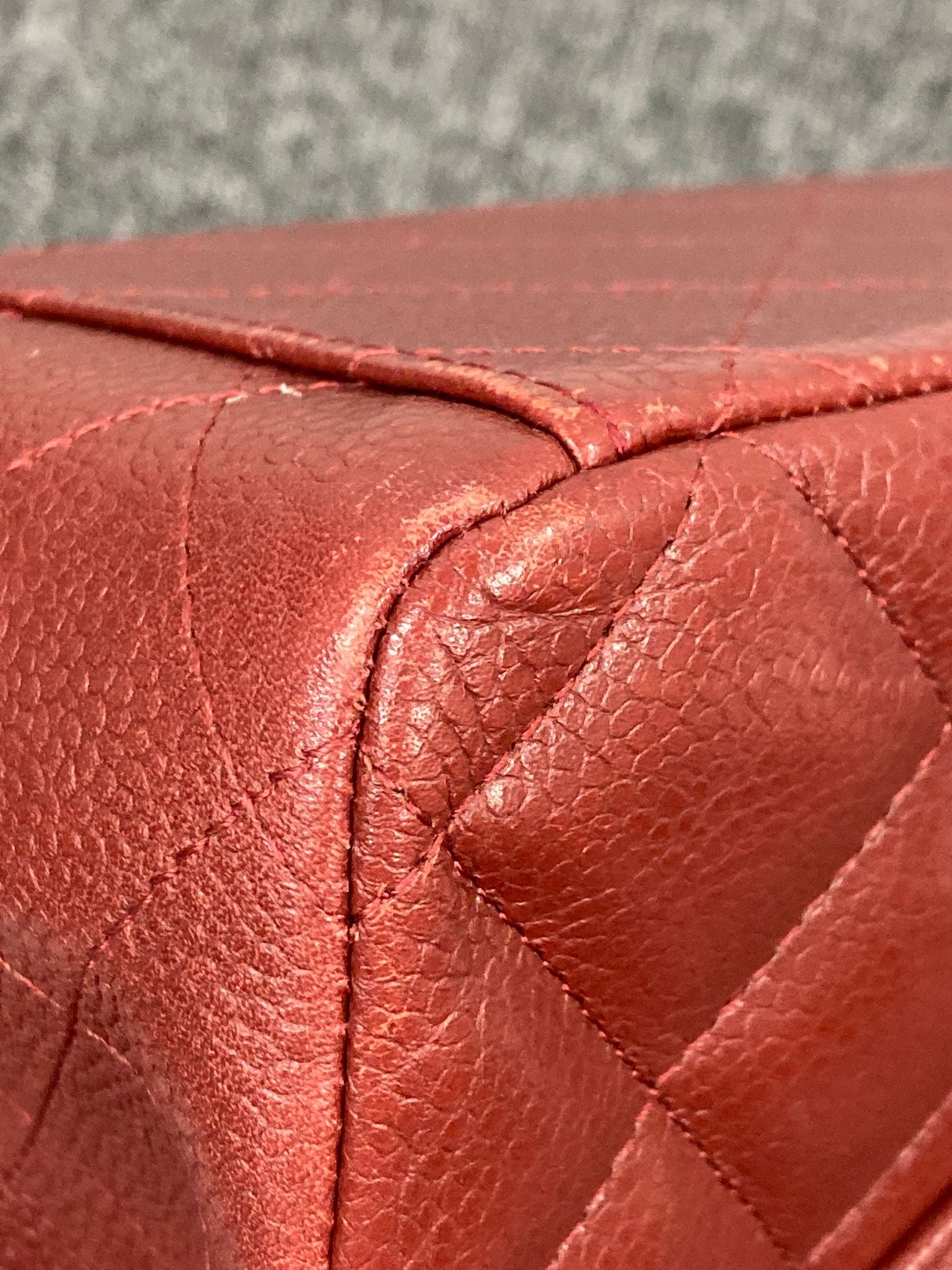 Chanel Clásico Doble Solapa 34 en piel caviar burdeos y herrajes plateados