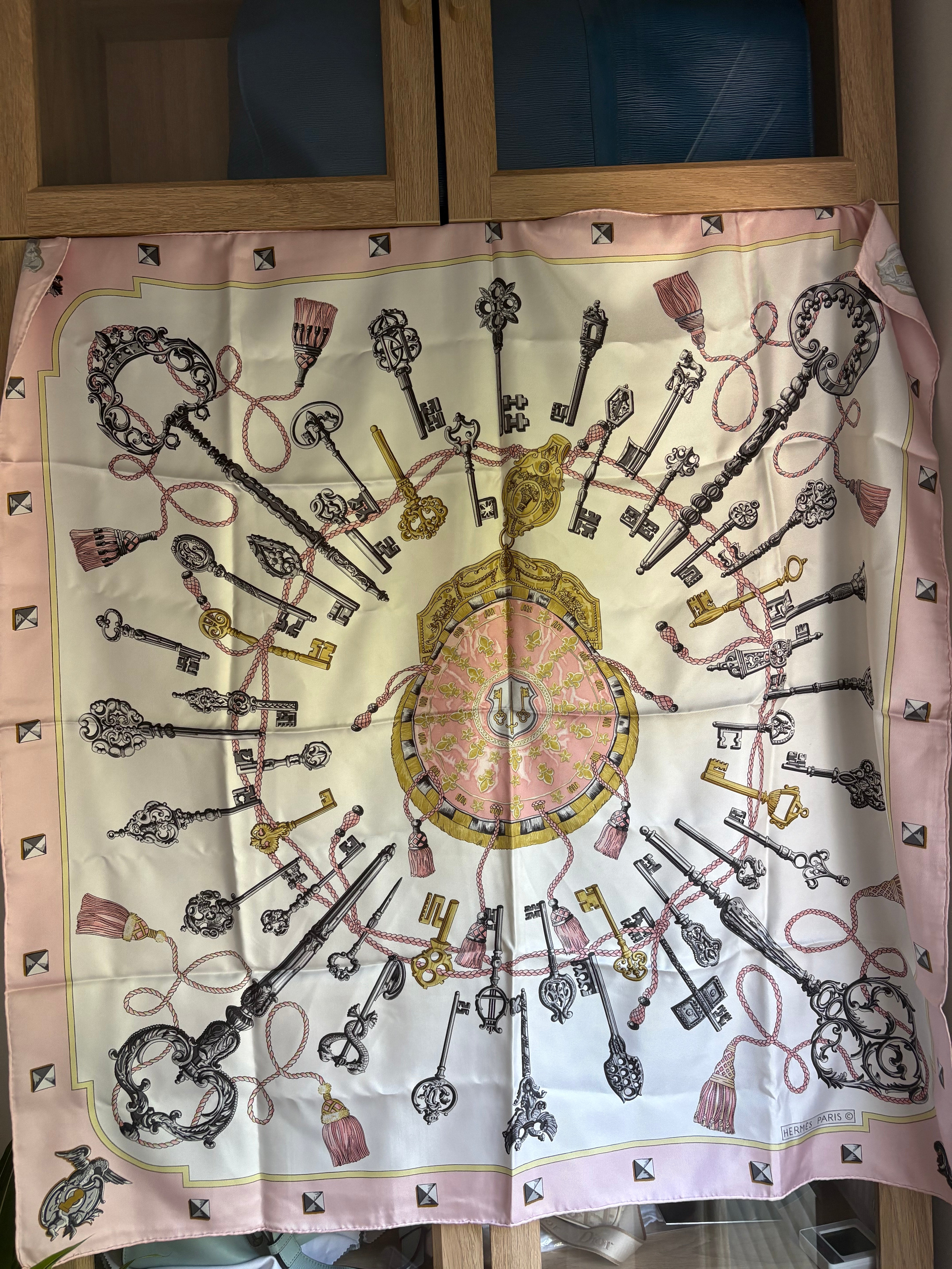 Hermès – Carrè Pañuelo de Seda 88 cm Rosa Claro con Motivo de Llaves en Negro y Dorado