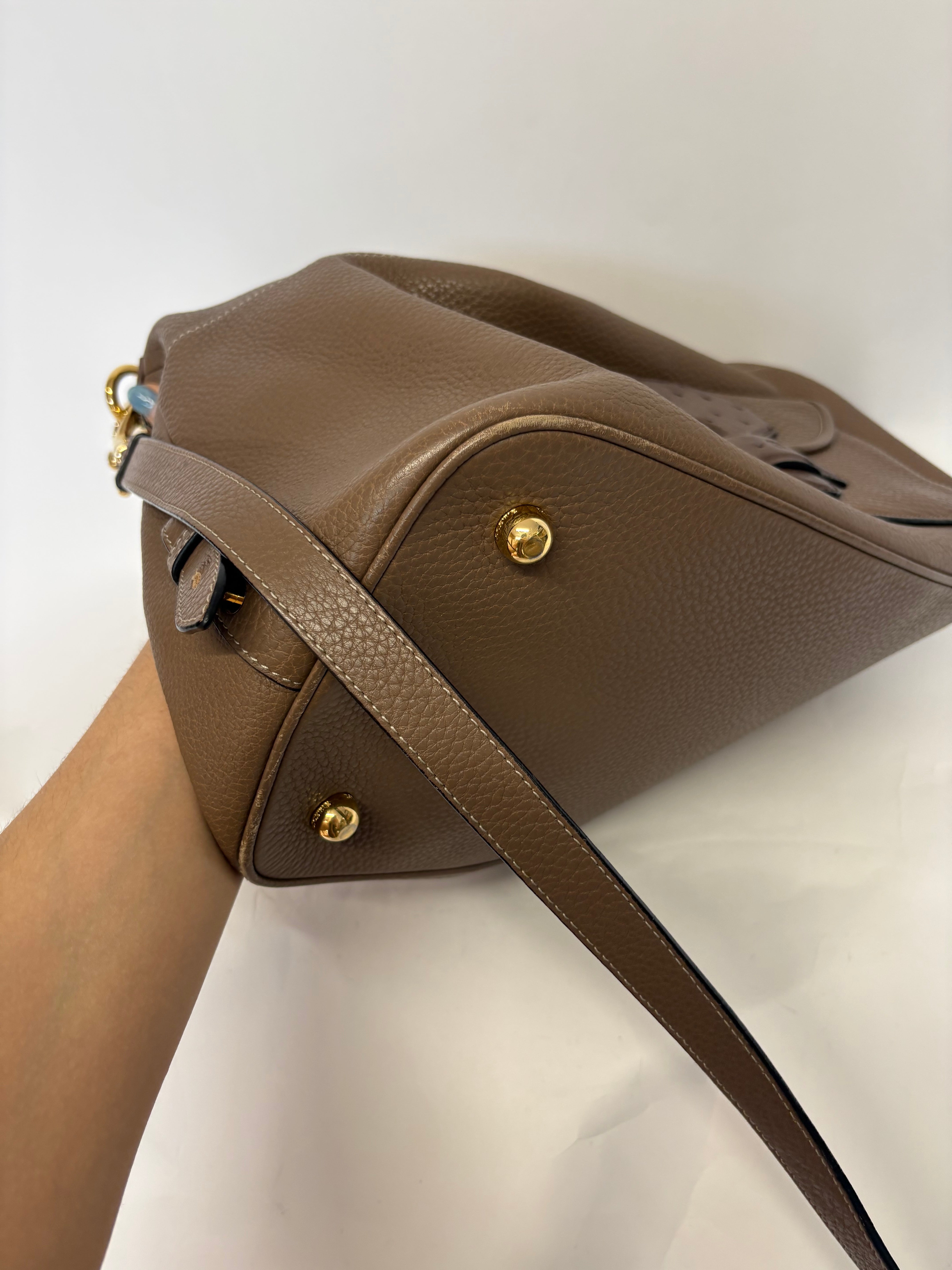 LOEWE Boston Bag Ostrich Pocket Edition grande camel