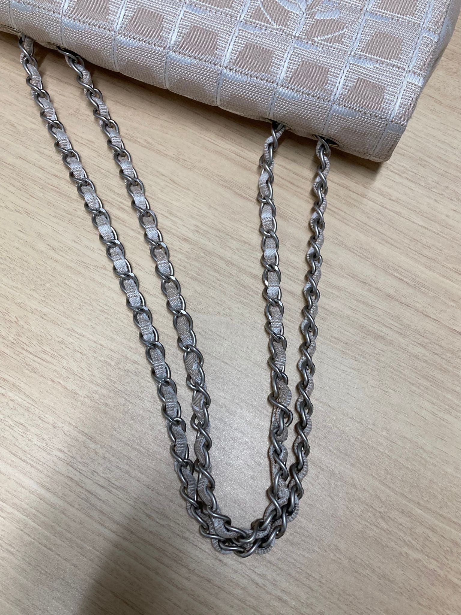 Chanel Timeless lona rosa-beige “Choco Bar” bandolera