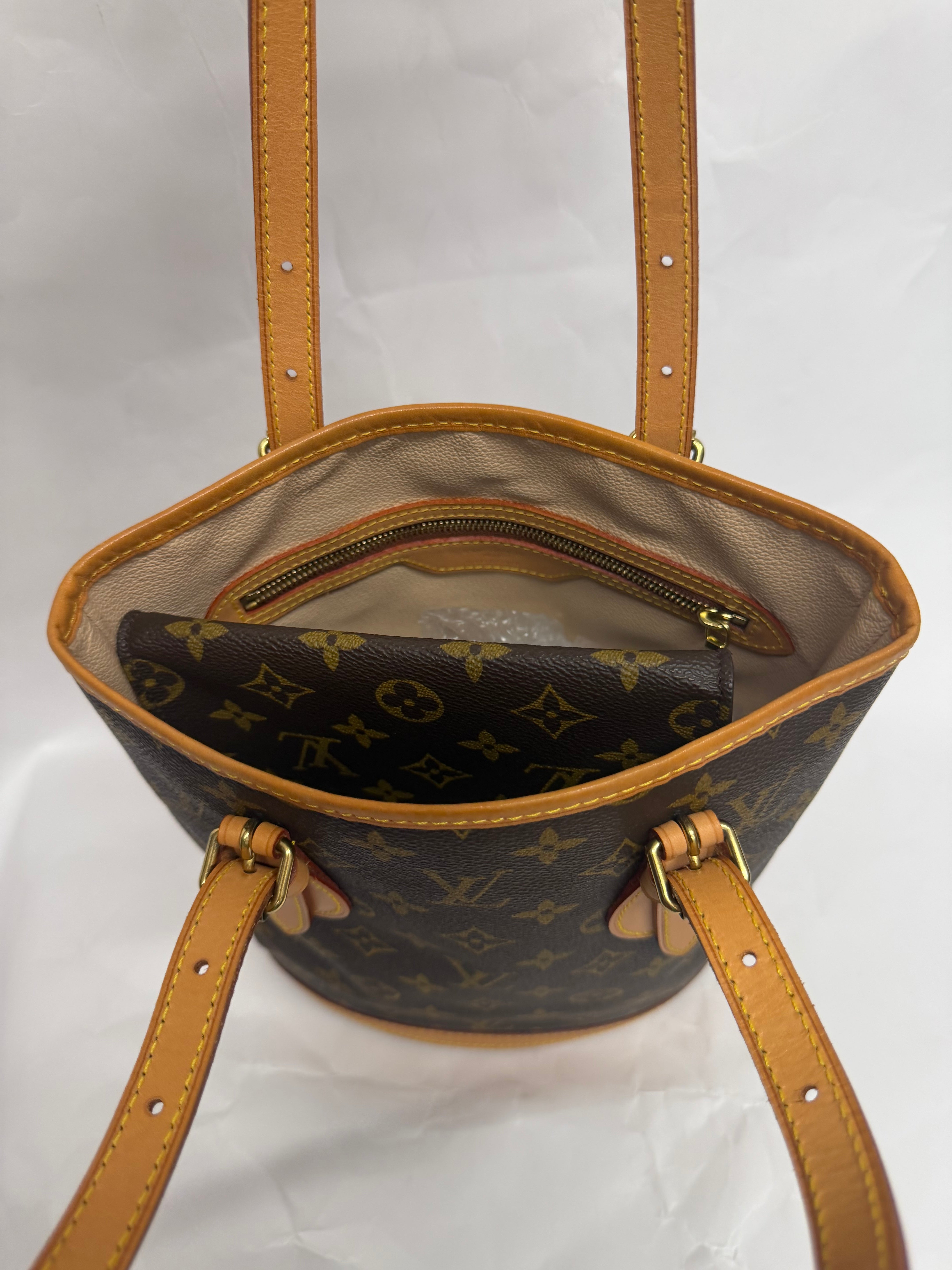 Louis Vuitton Bucket PM Monogram Canvas con pochette