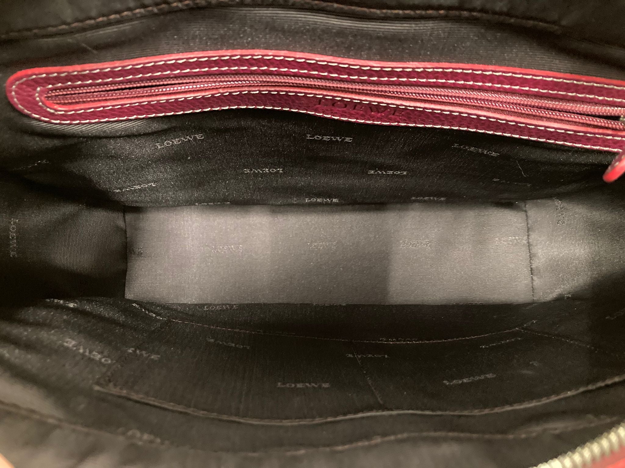 Loewe Logo Tote en piel burdeos