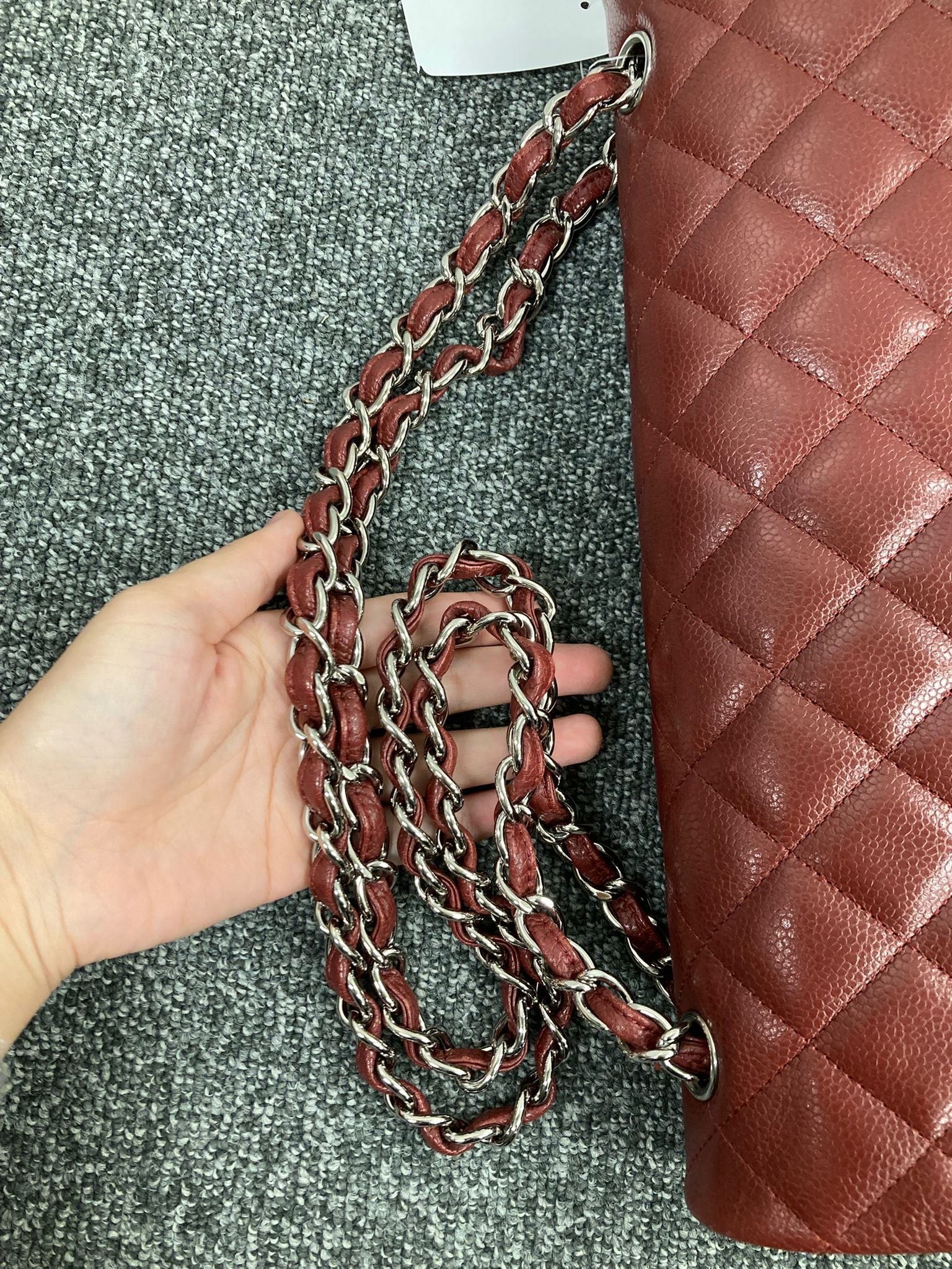 Chanel Clásico Doble Solapa 34 en piel caviar burdeos y herrajes plateados