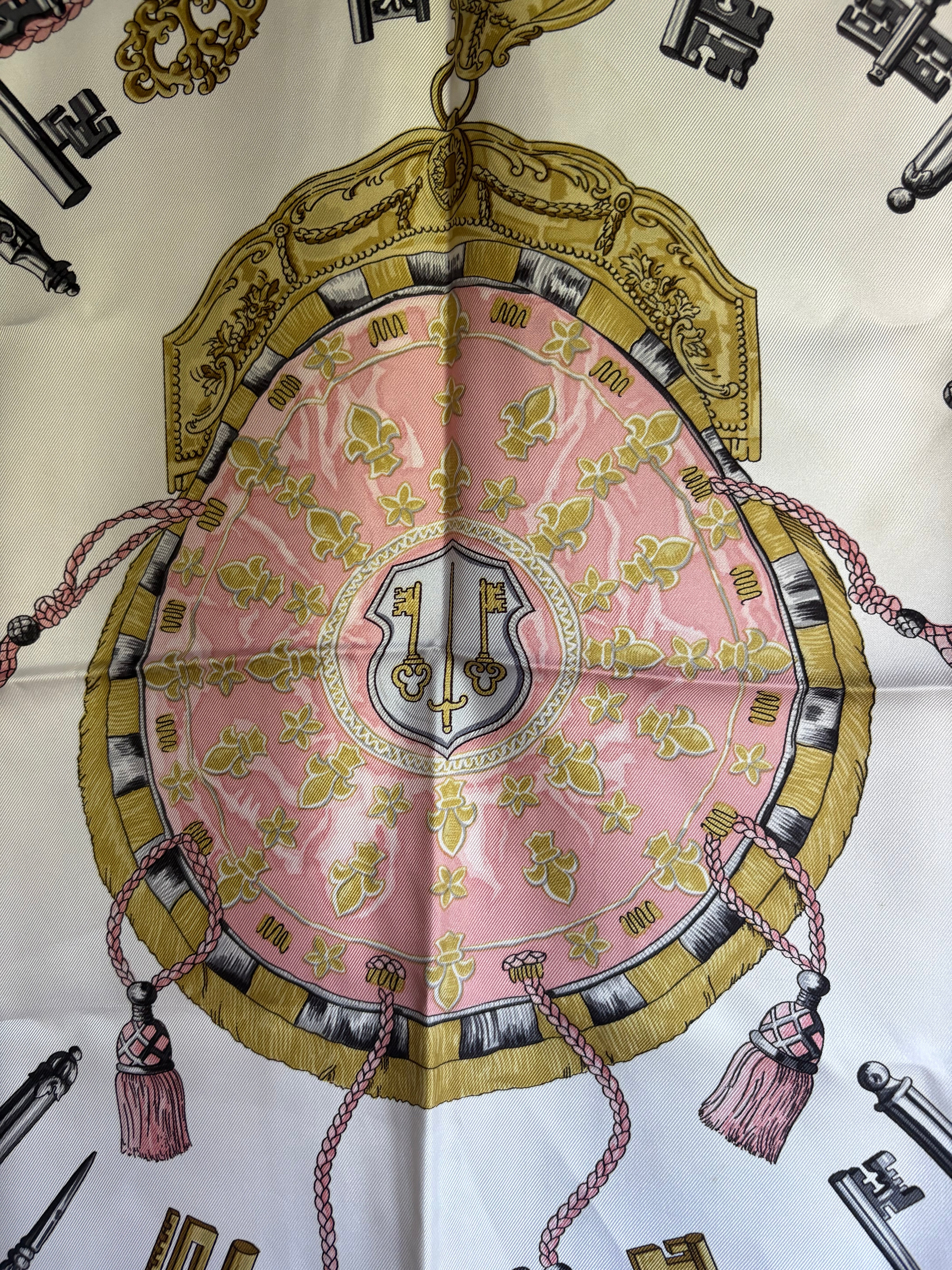 Hermès – Carrè Pañuelo de Seda 88 cm Rosa Claro con Motivo de Llaves en Negro y Dorado