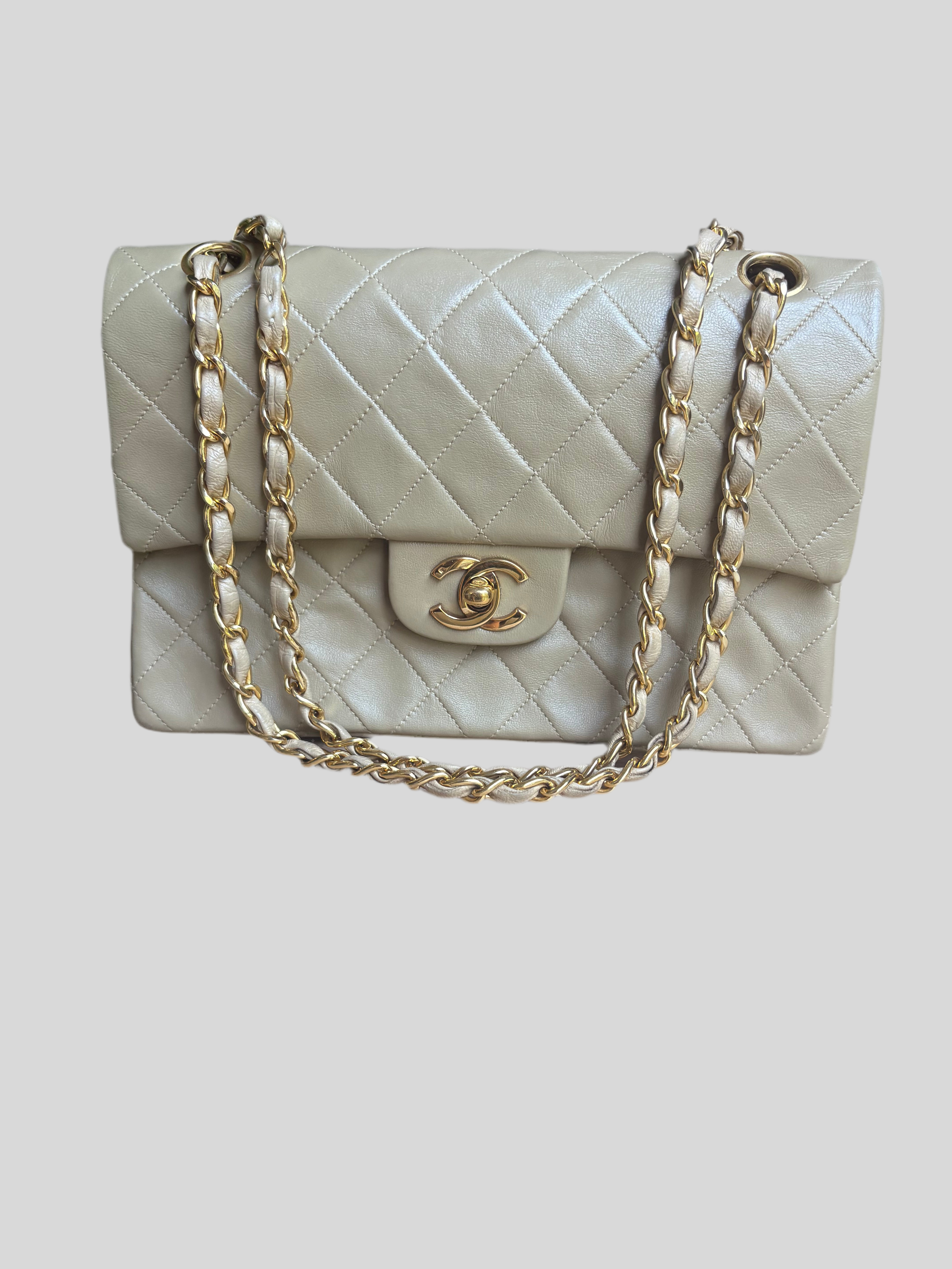 Chanel Timeless Double Flap 22 Beige en piel de cordero
