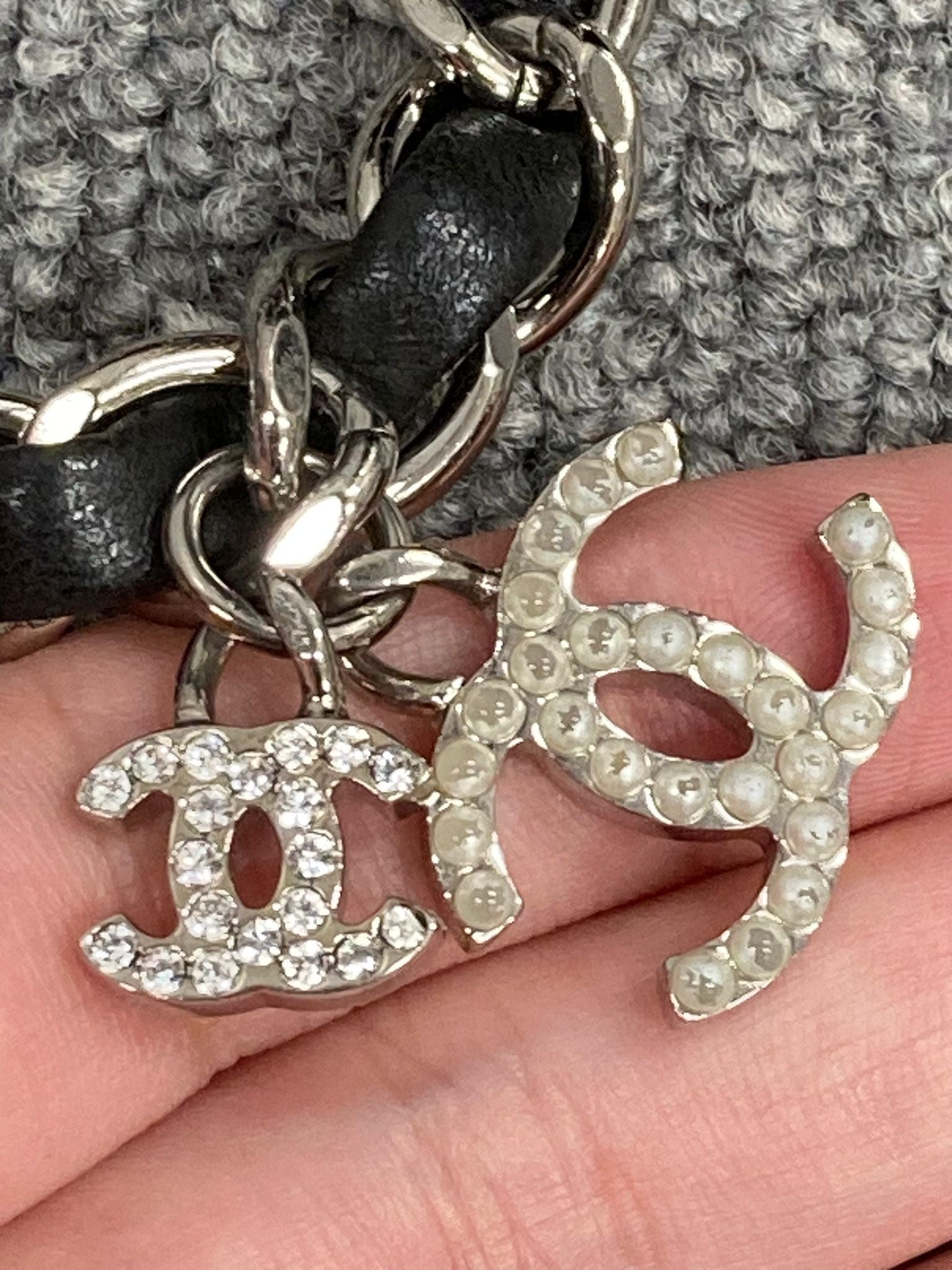 Chanel “Valentine” Matelassé 25 en piel negra con charms