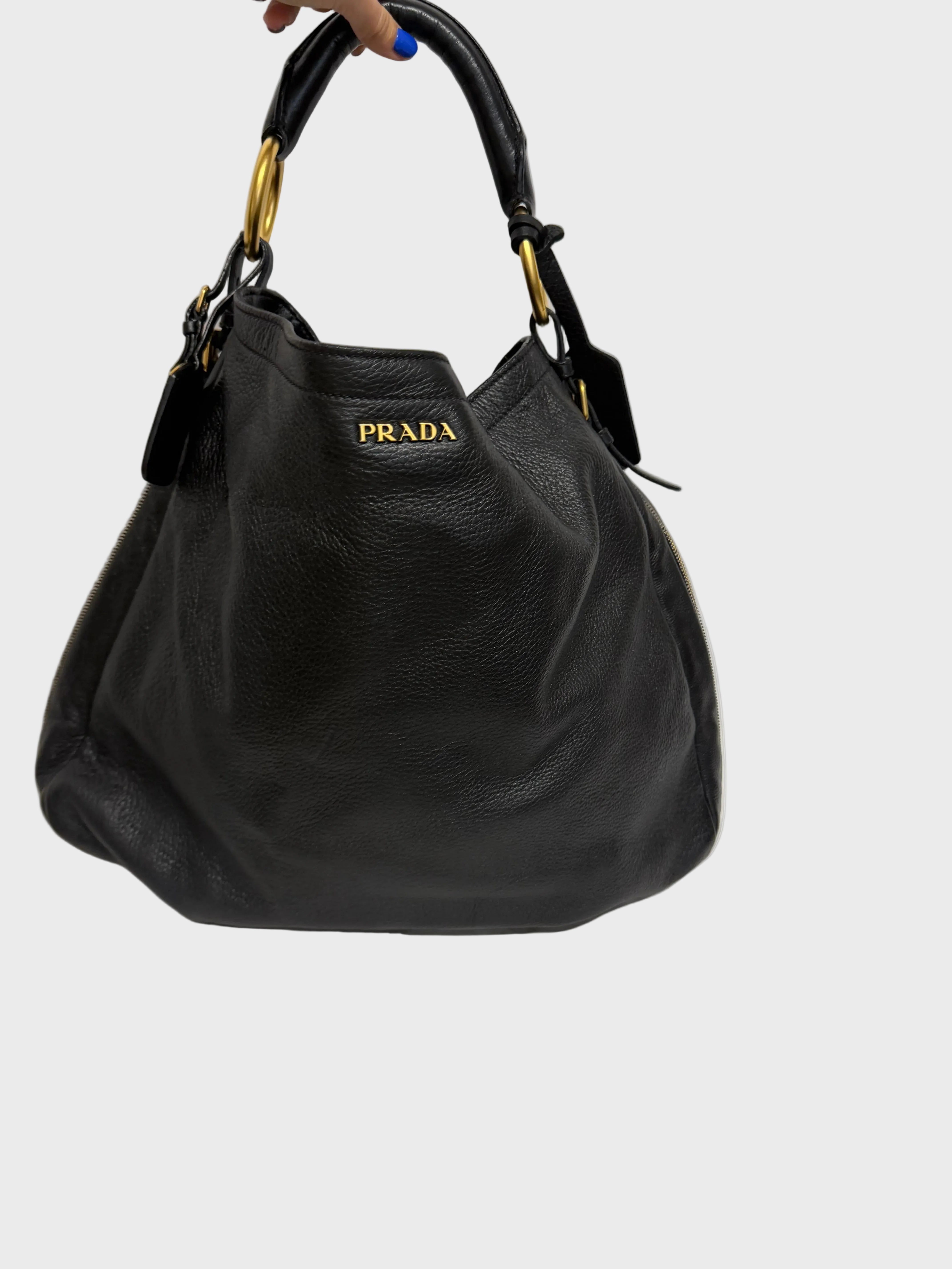 Prada Hobo Oversized en piel negra granulada