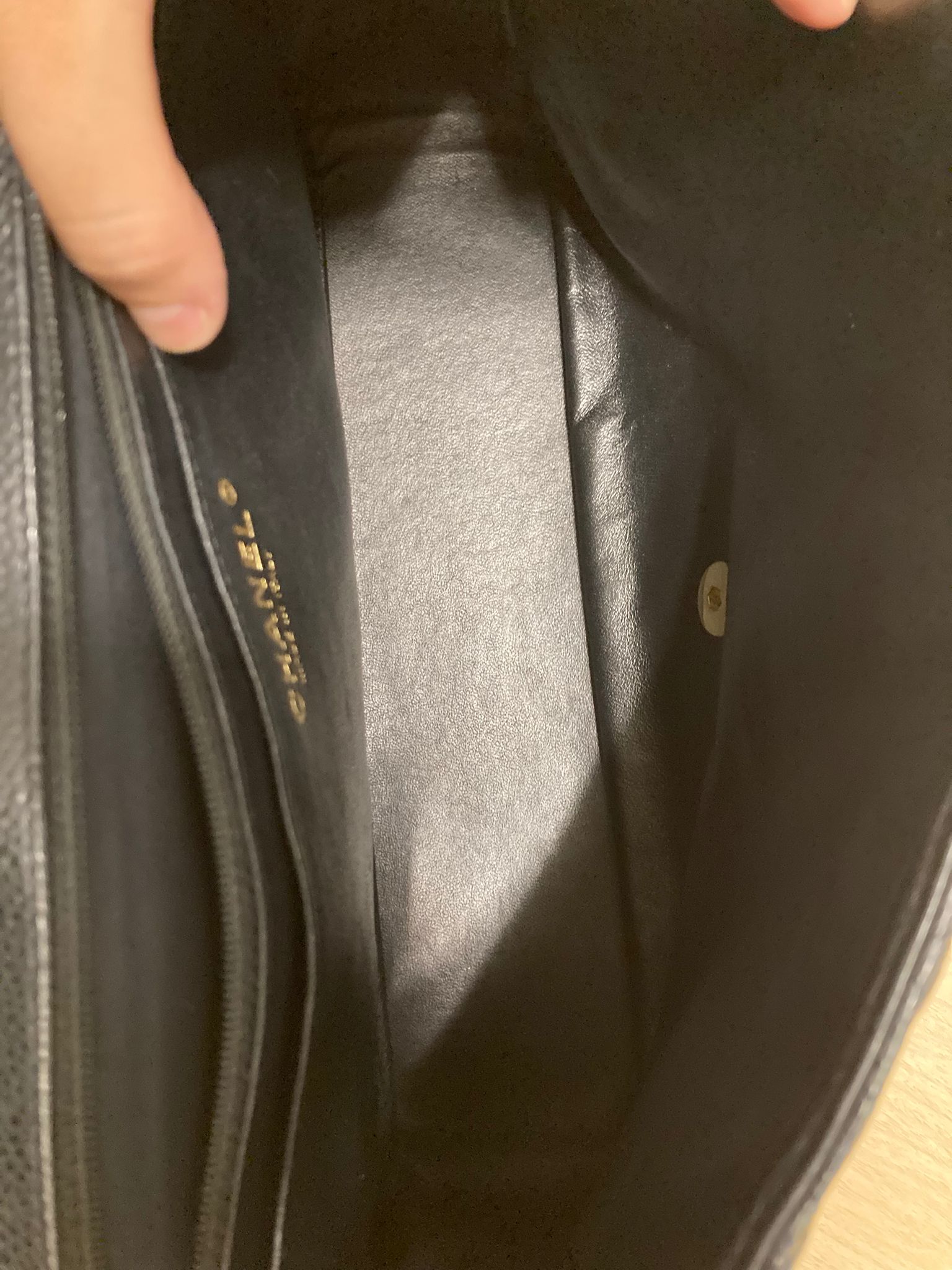 Bolso Classic Flap 30 en piel caviar negra con herrajes dorados