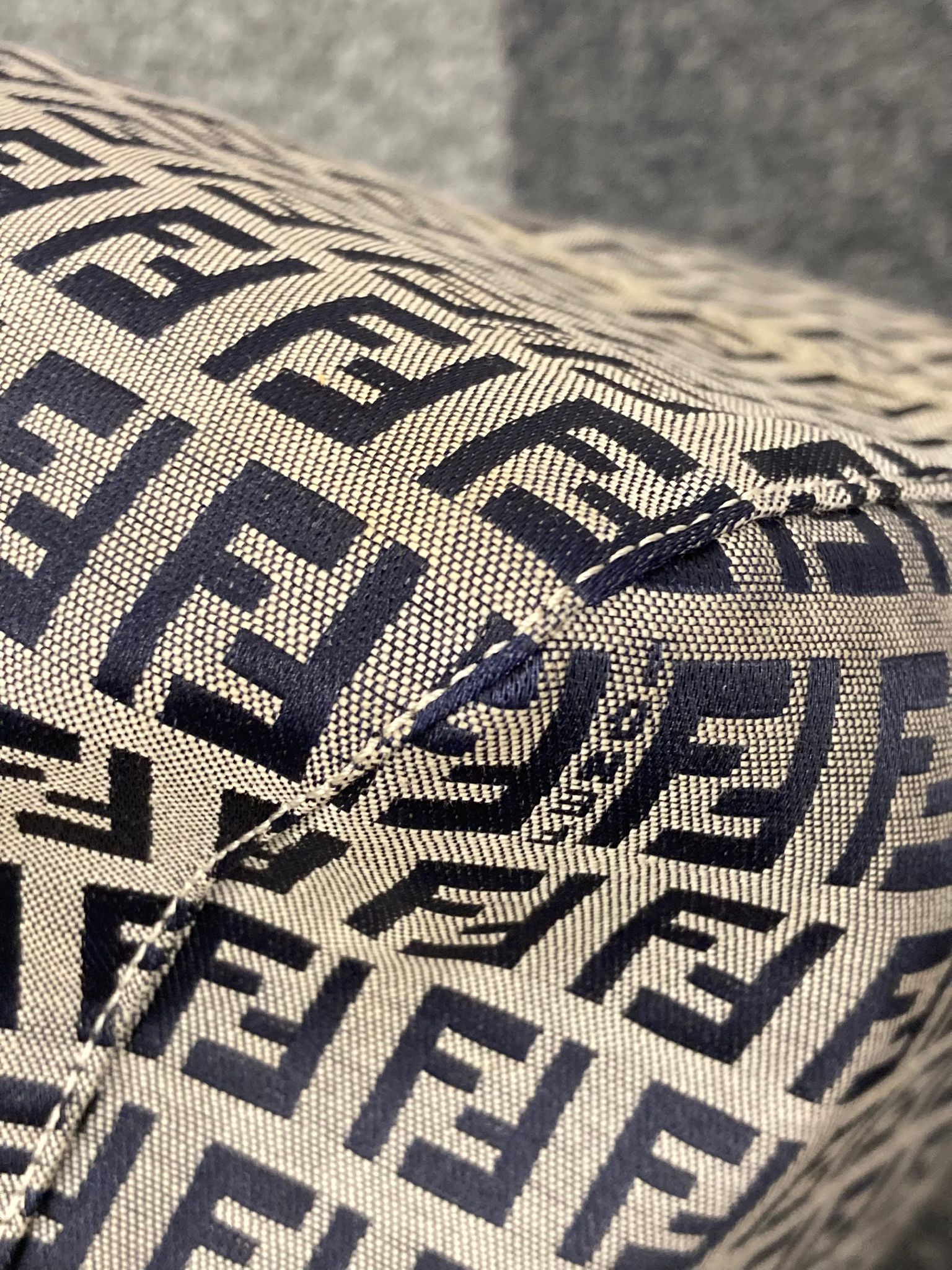 Fendi Zucchino One Shoulder Bag – Canvas azul y gris