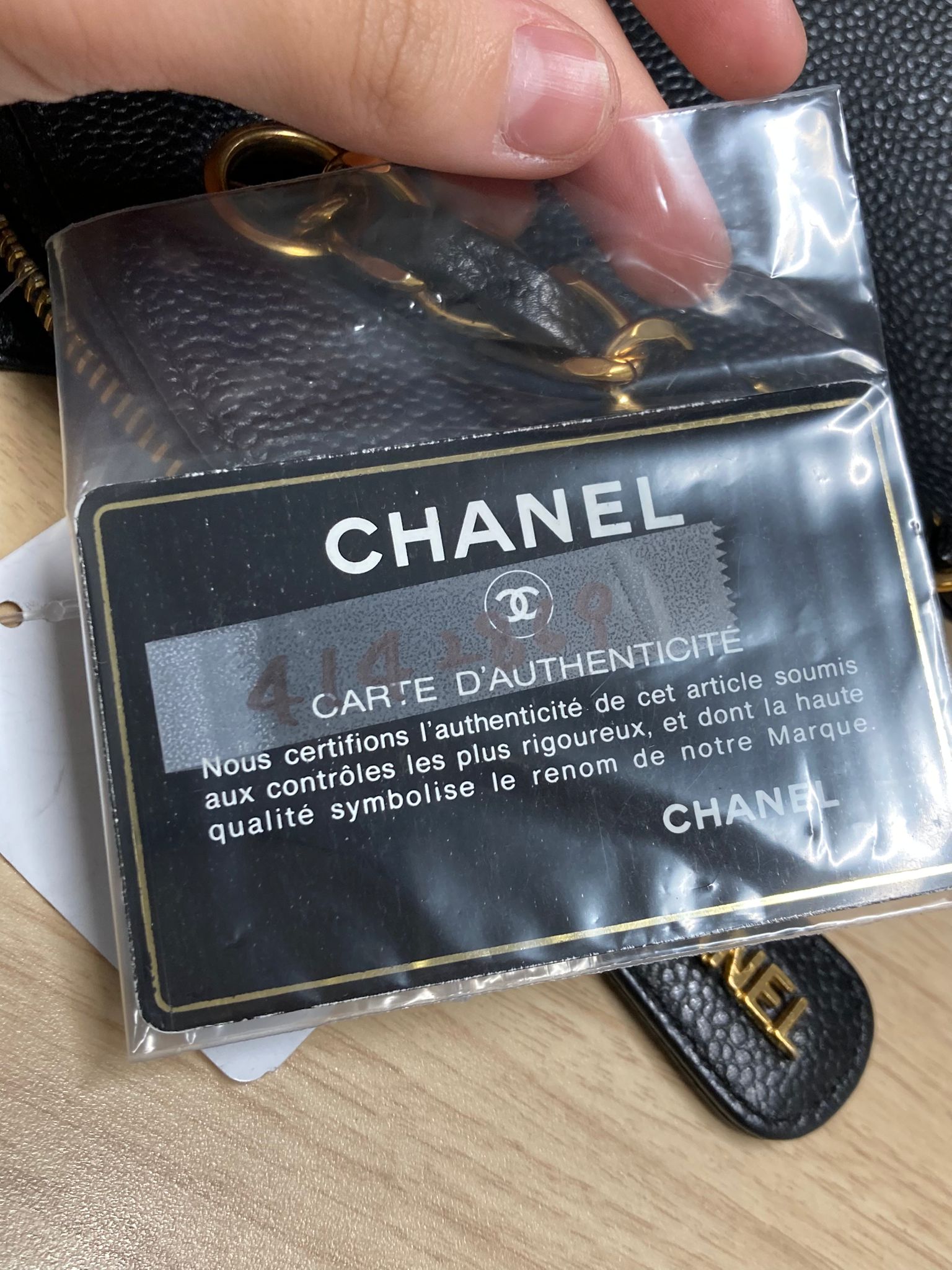 Chanel Logo Chain Tote – Piel Caviar Negra – Serie 414XXXX (ca. 1996–1997)