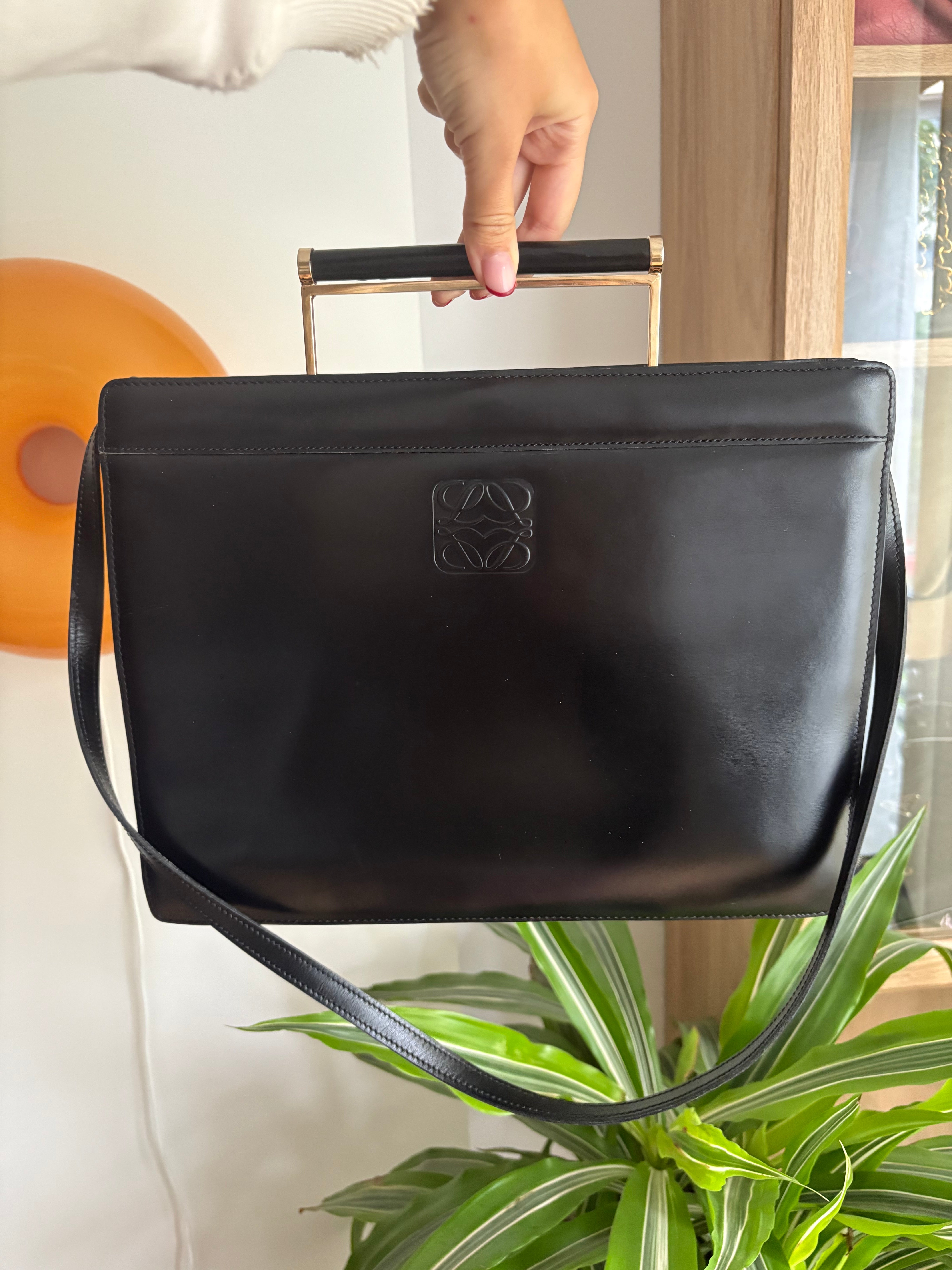 LOEWE Vintage Anagram Frame Bag en piel negra