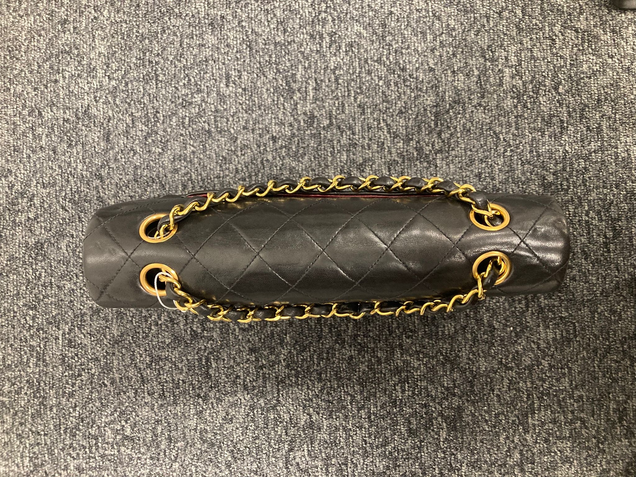 Chanel Timeless doble flap 25 en piel de cordero negra con herrajes dorados