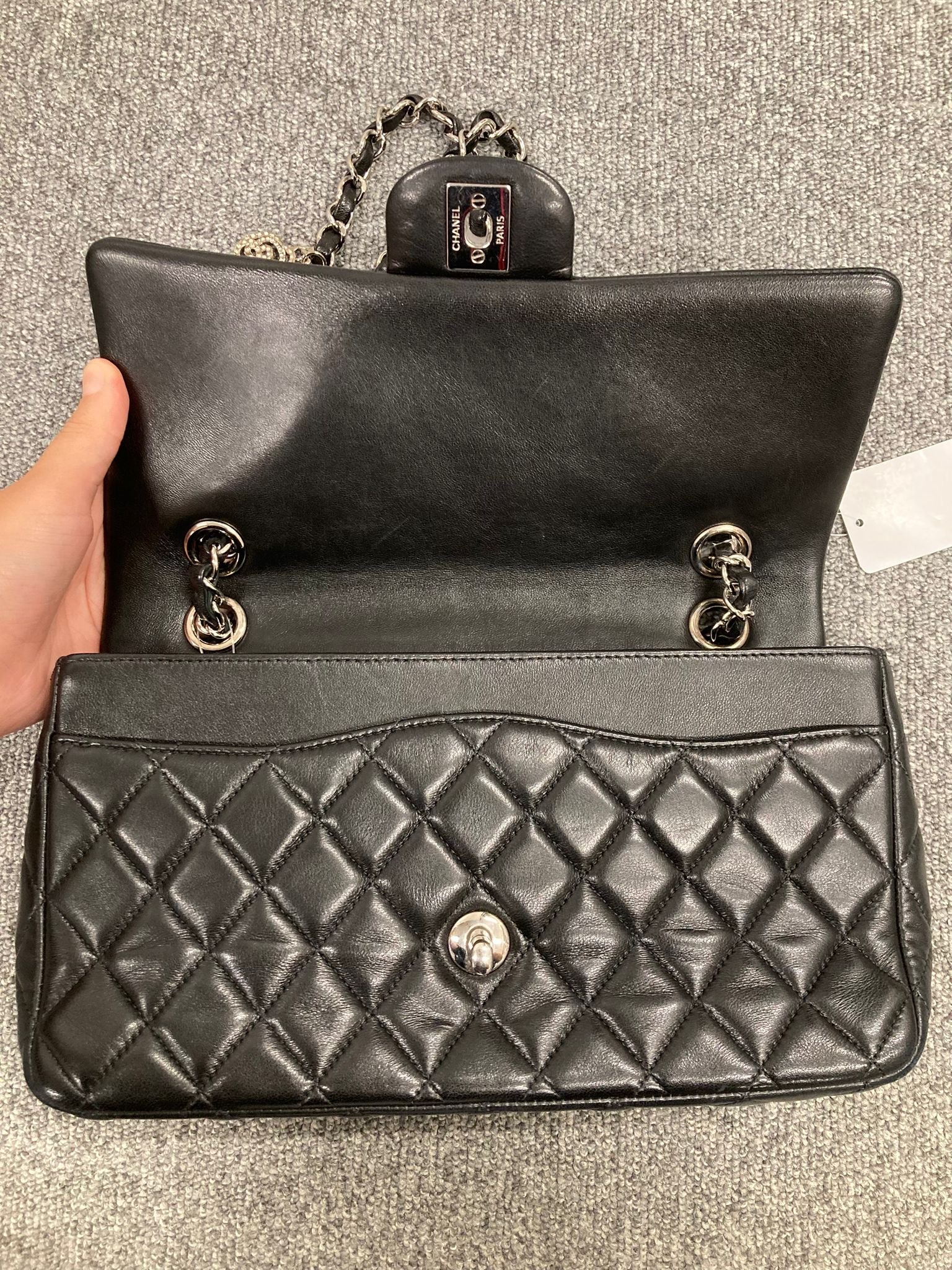 Chanel “Valentine” Matelassé 25 en piel negra con charms