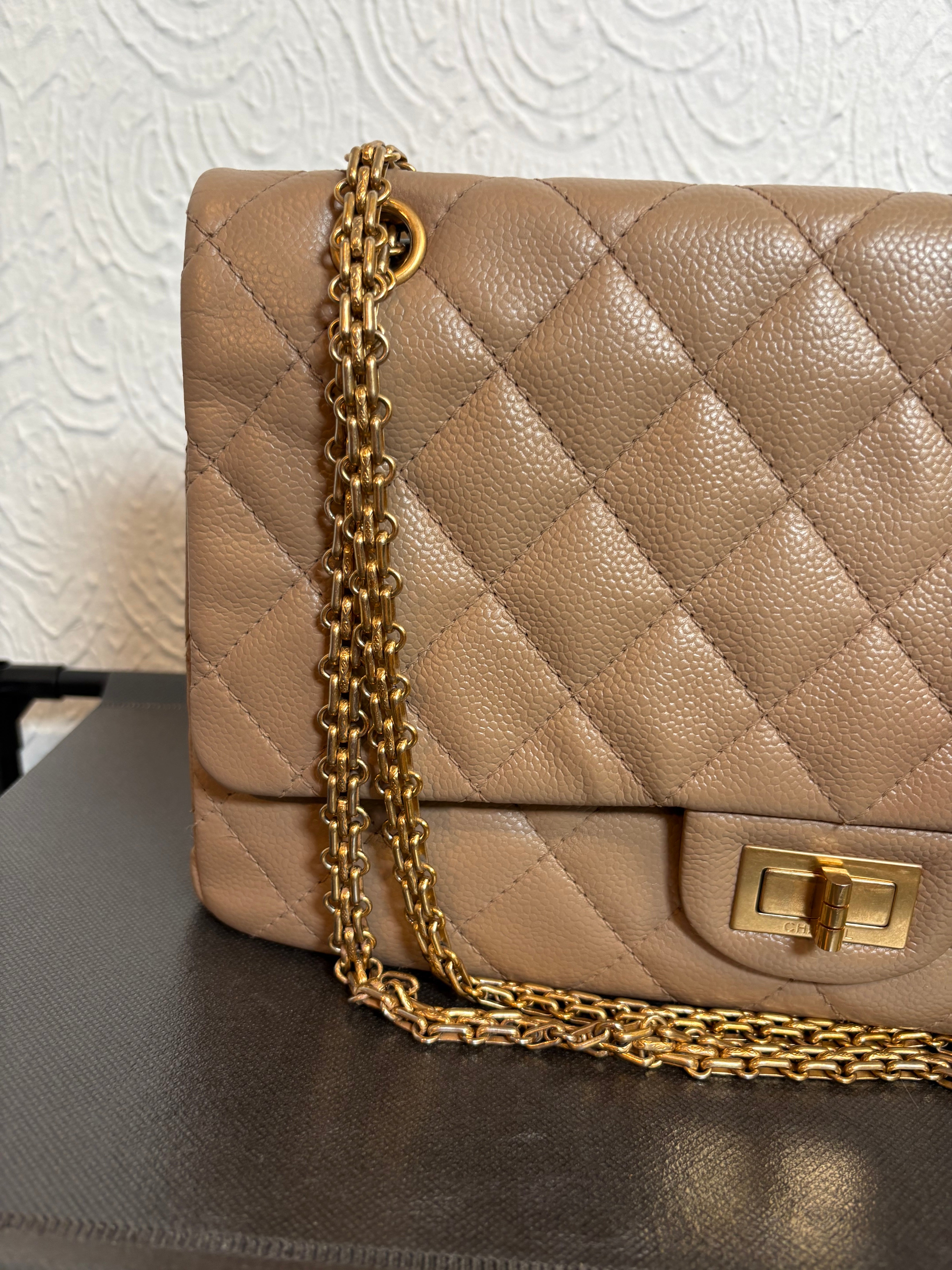 CHANEL 2.55 Double Flap Beige Caviar Cadena Doble Dorada