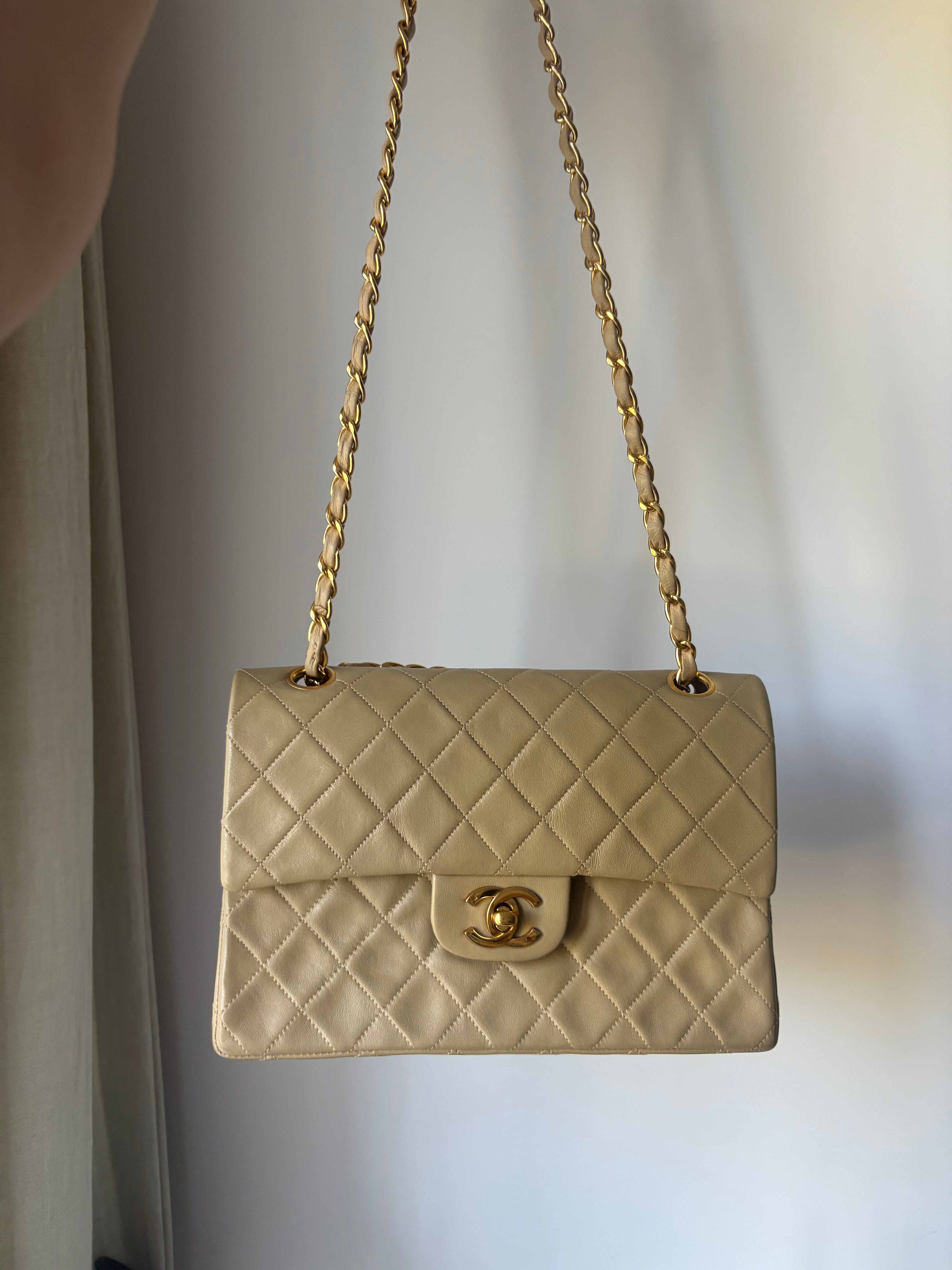 Chanel Timeless Double Flap 22 Beige en piel de cordero