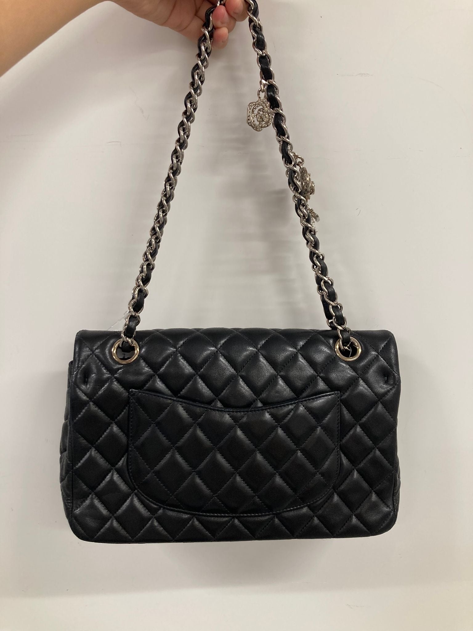 Chanel “Valentine” Matelassé 25 en piel negra con charms