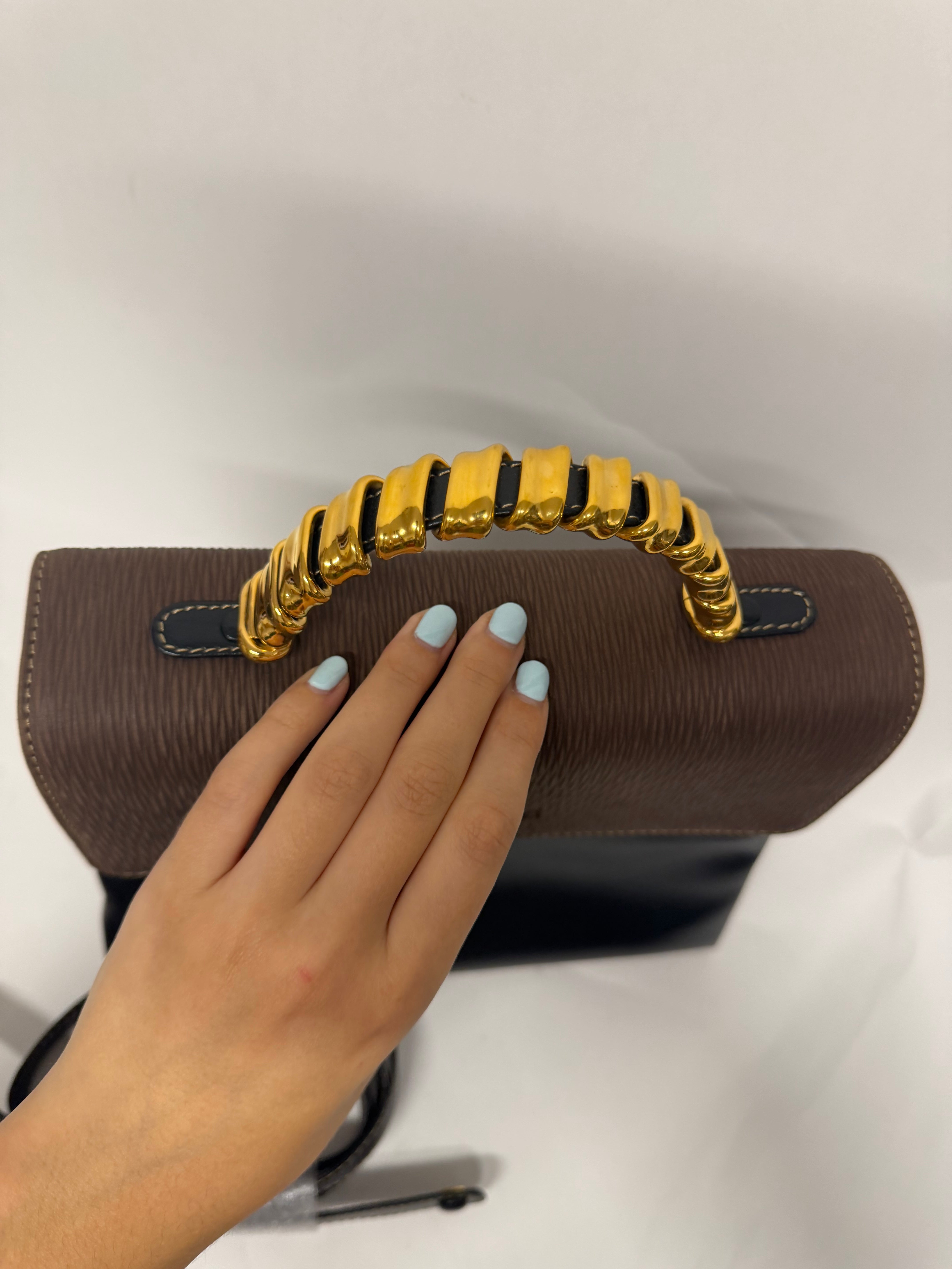 Loewe Velázquez Twist Satchel Piel Negra