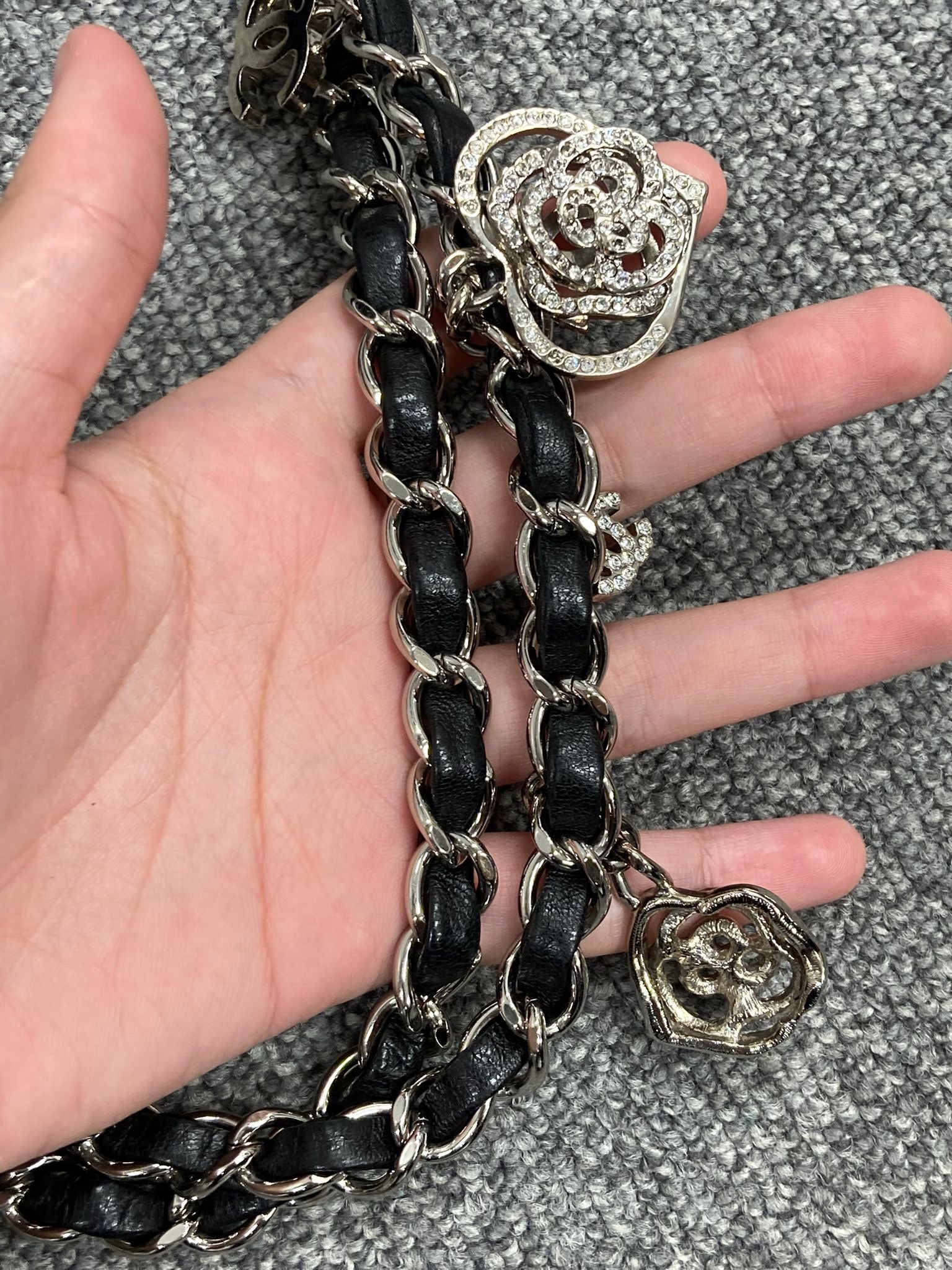Chanel “Valentine” Matelassé 25 en piel negra con charms