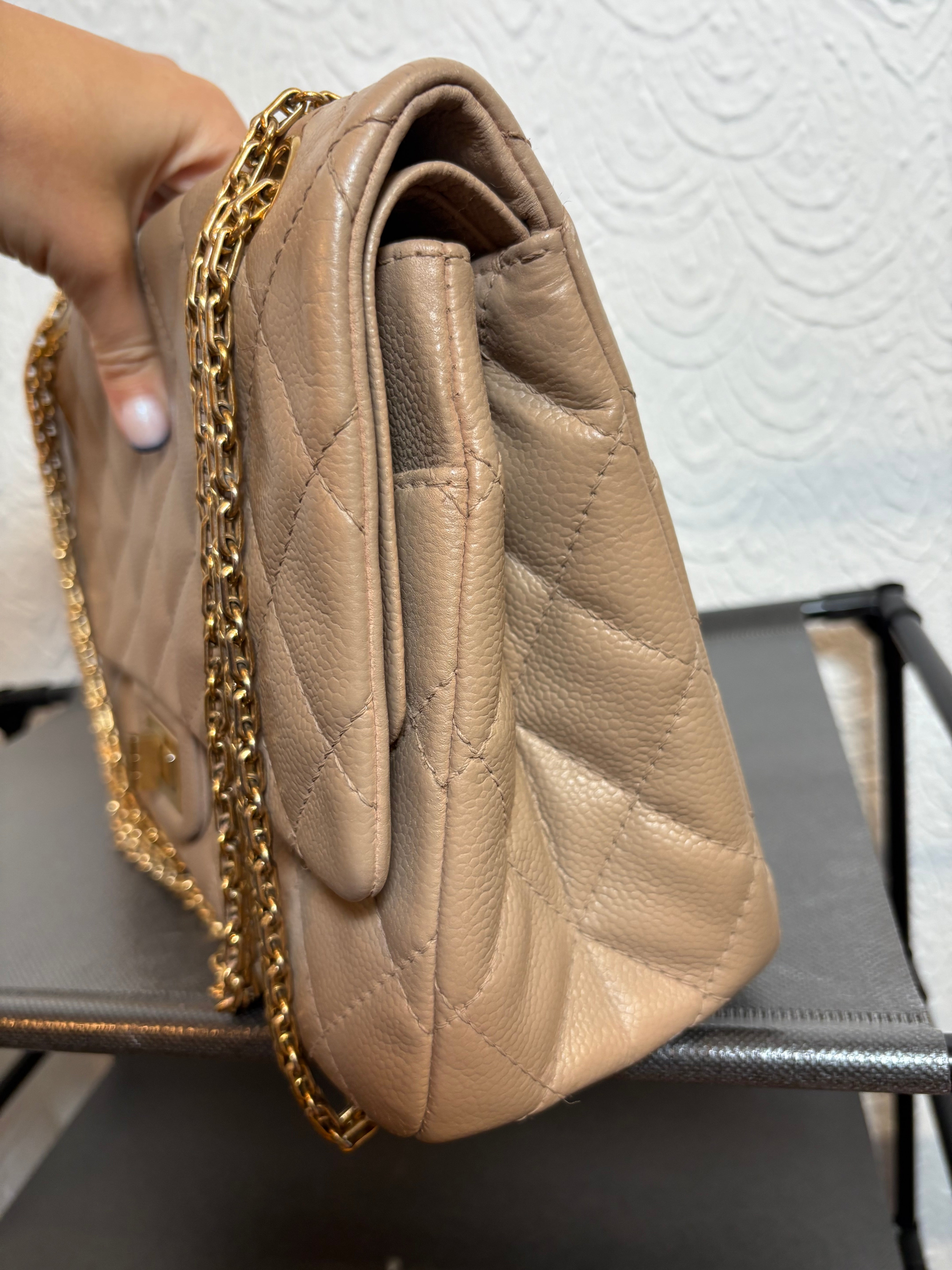 CHANEL 2.55 Double Flap Beige Caviar Cadena Doble Dorada