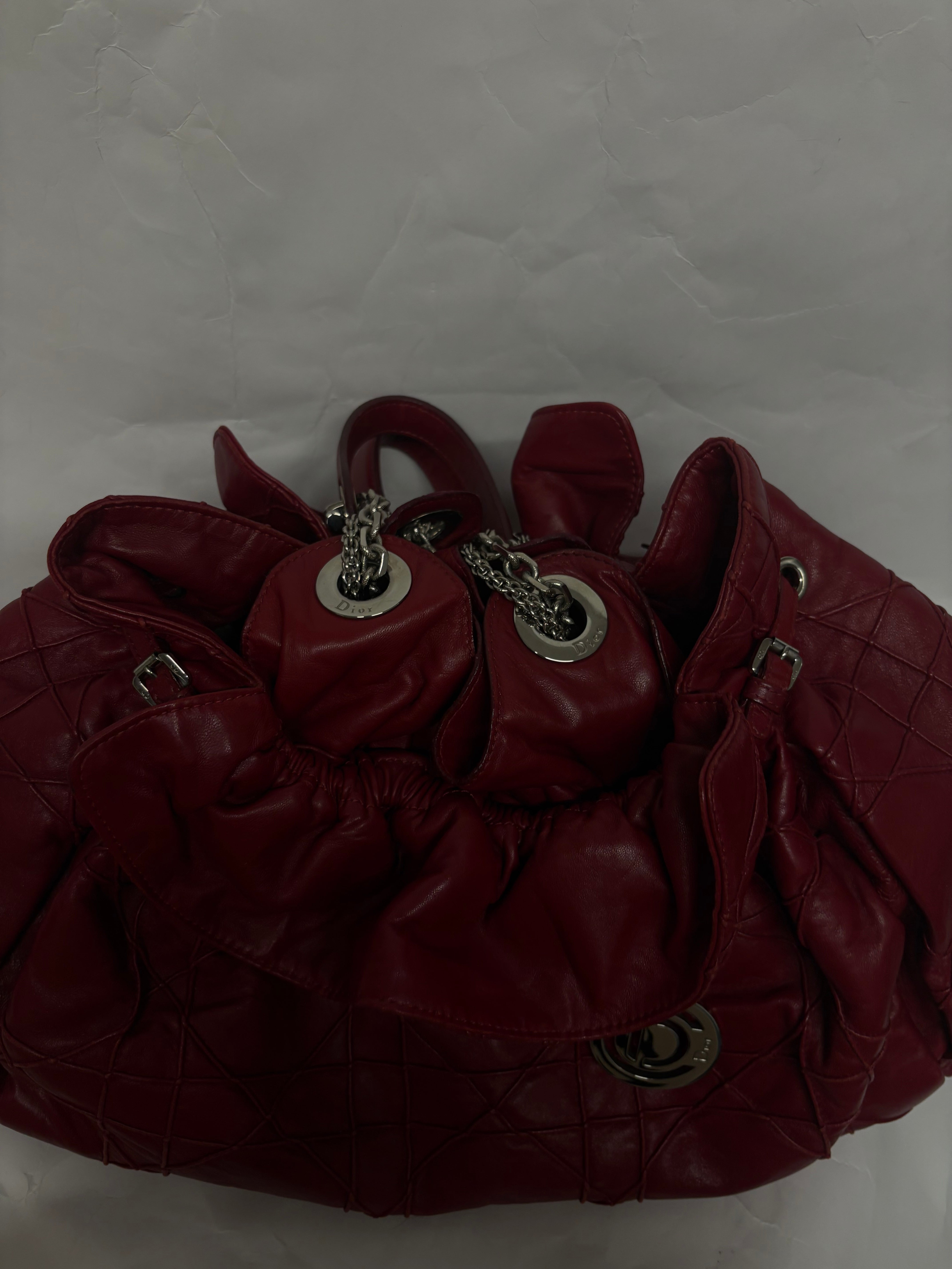 Christian Dior Soft Cannage Chain Tote Large – Piel Roja con Cadena Plateada