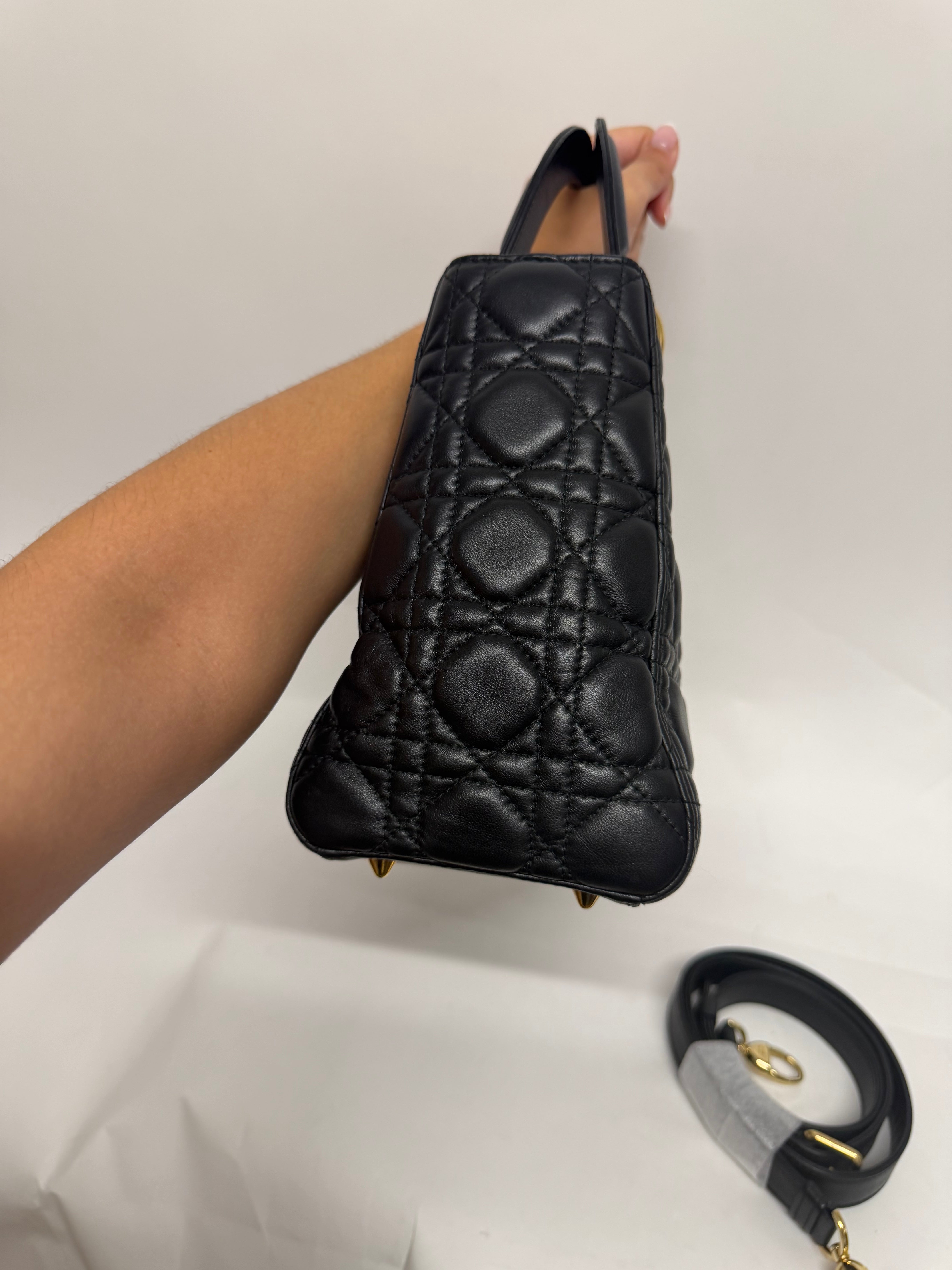 Christian Dior Lady Dior Medium Piel Cordero Negra con bandolera