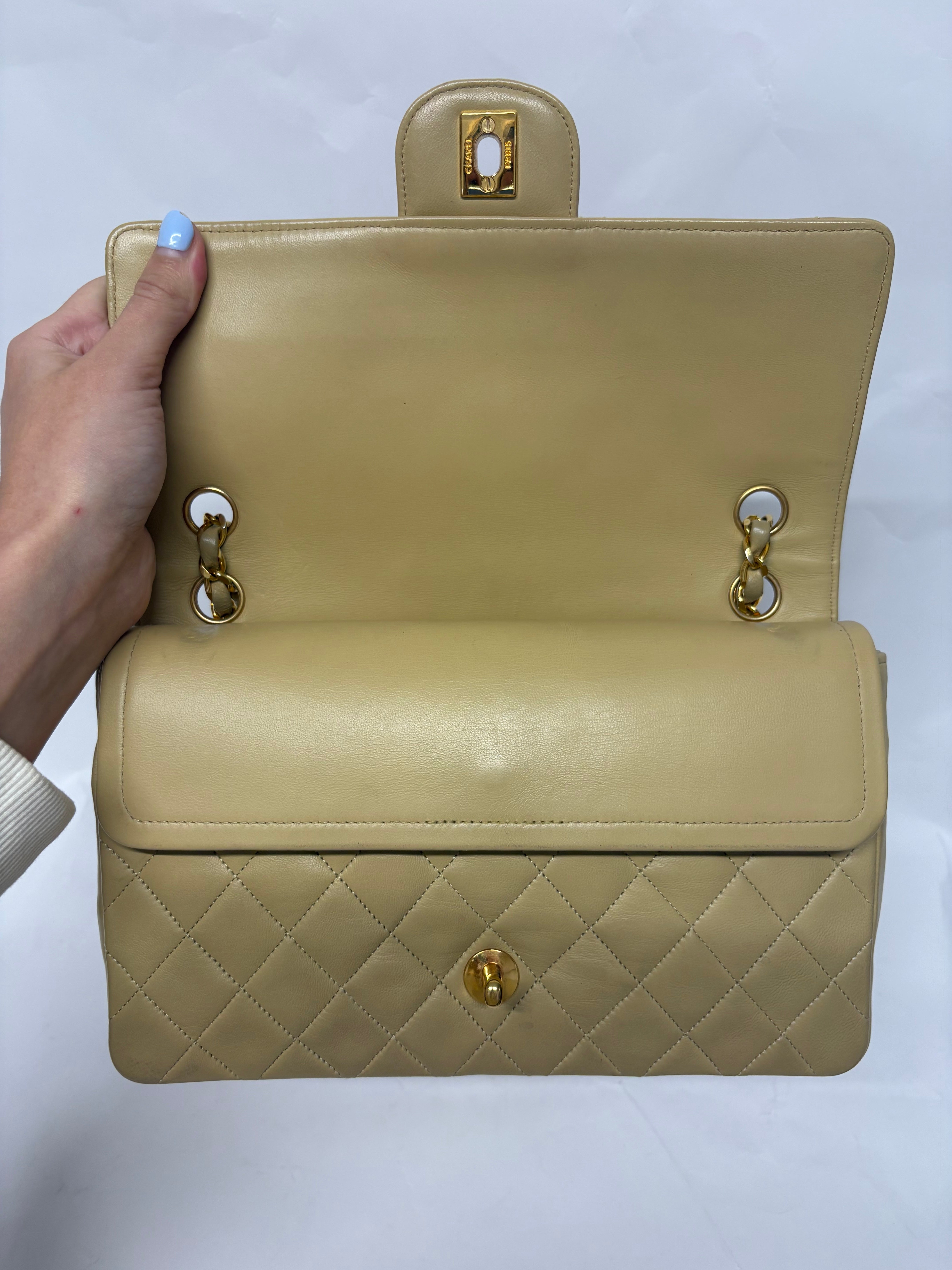 Chanel Timeless 25 Classic Double Flap Beige Mediano En Piel Acolchada Con Cadena Dorada