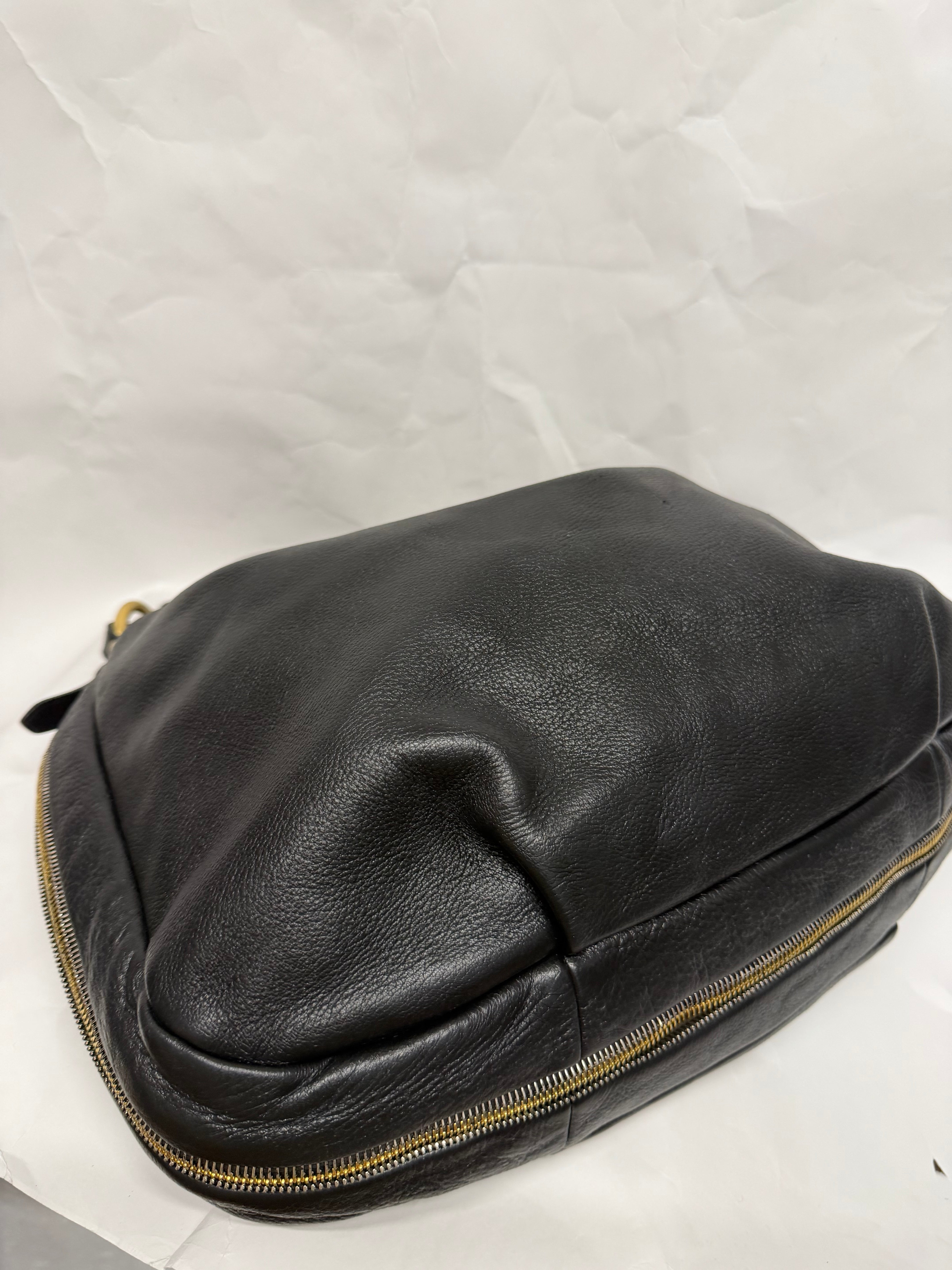 Prada Hobo Oversized en piel negra granulada